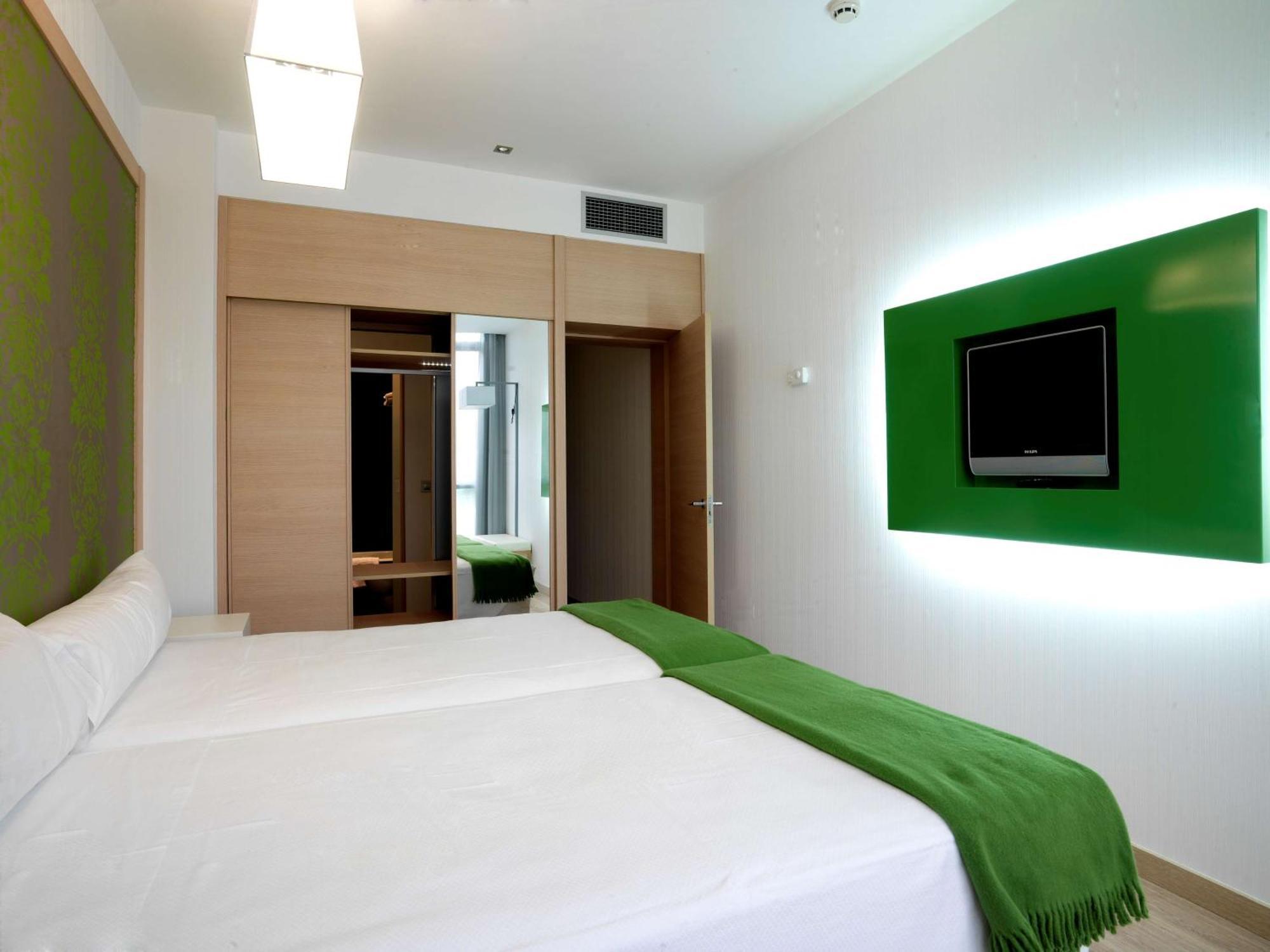 Twin Room,1698870748:JPEG