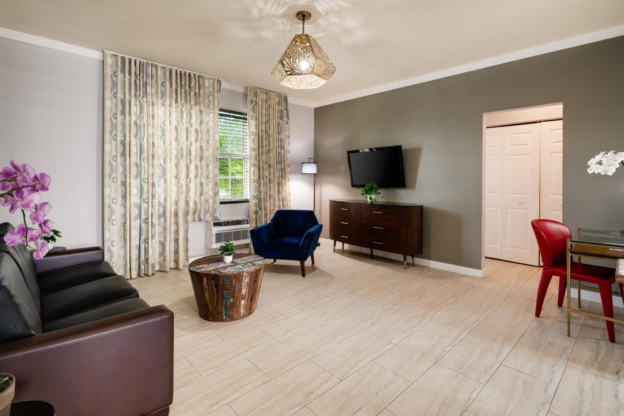 One-Bedroom Double Queen Suite,1698907219:JPEG