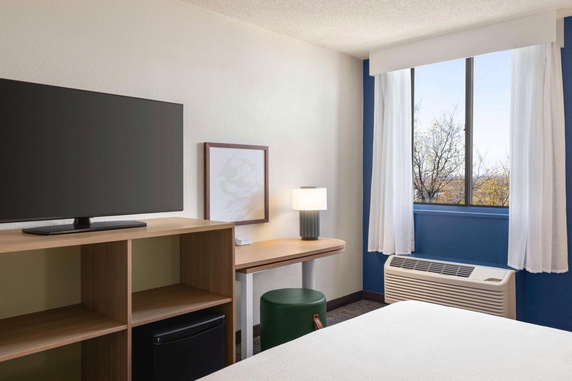 King Room with King Bed - Non-Smoking