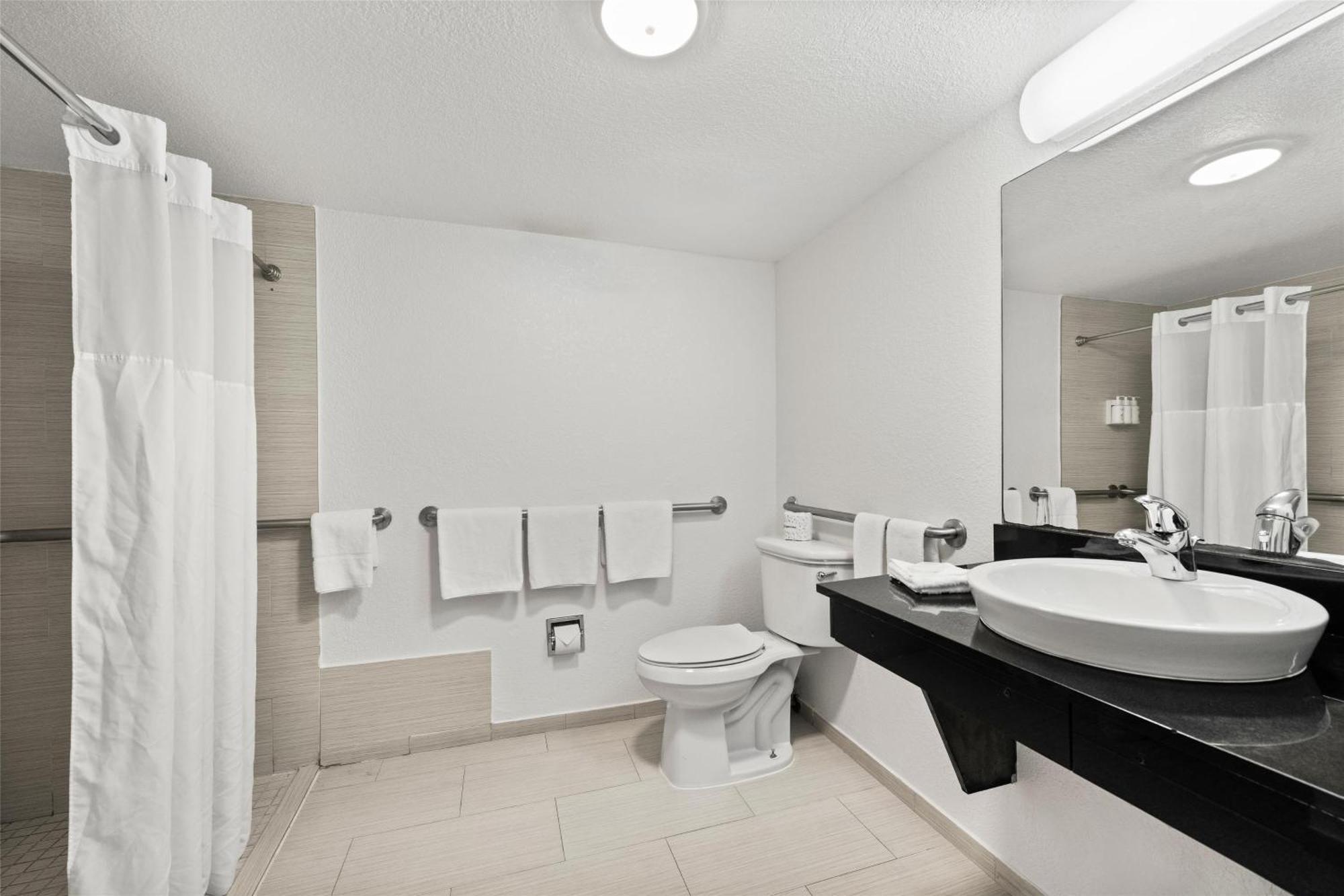 Chambre Lit King-Size avec Douche à l'Italienne - Accessible aux Personnes à Mobilité Réduite - Non-Fumeurs