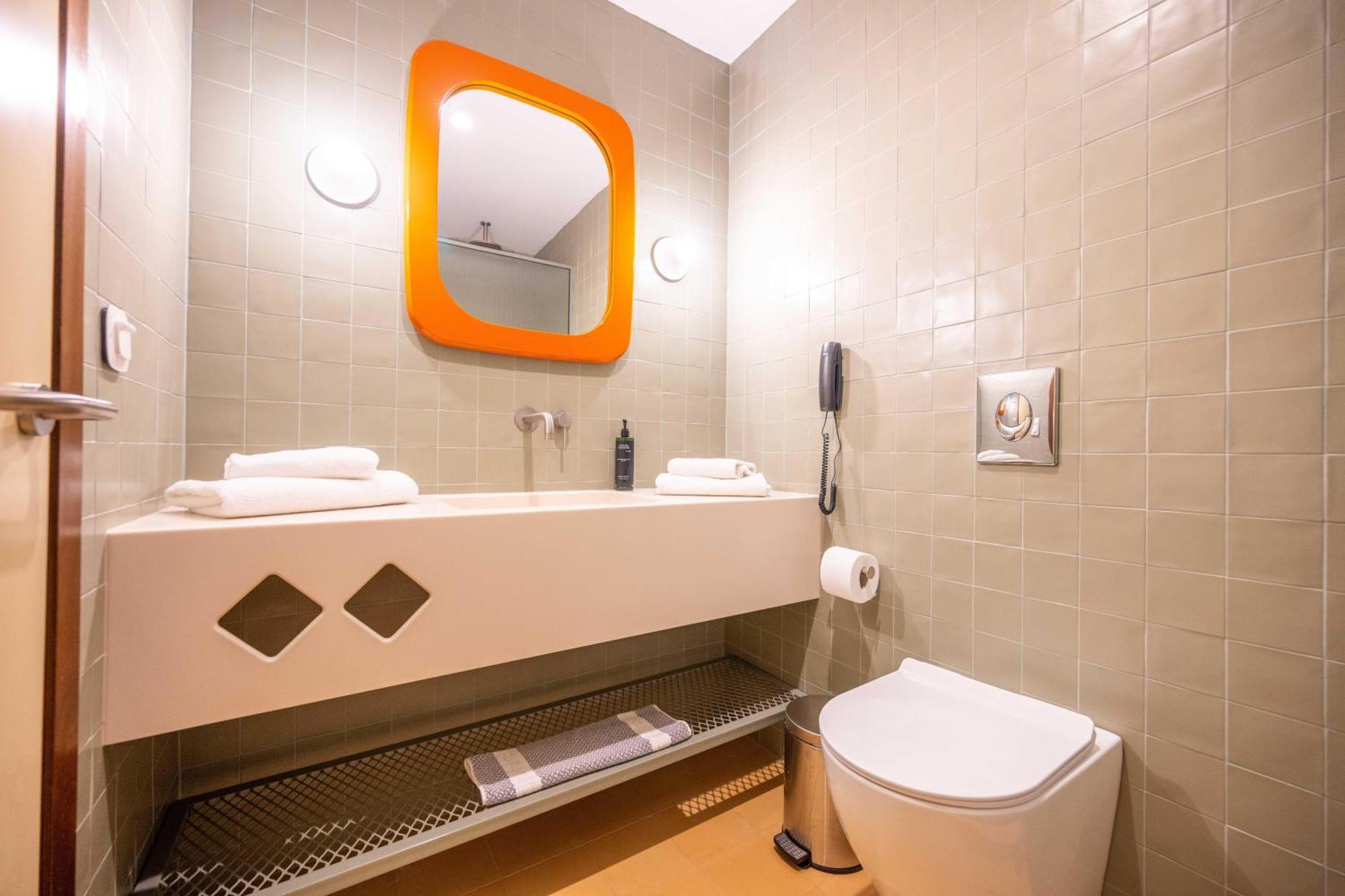 Kamer met Queensize Bed en Uitzicht op het Zwembad