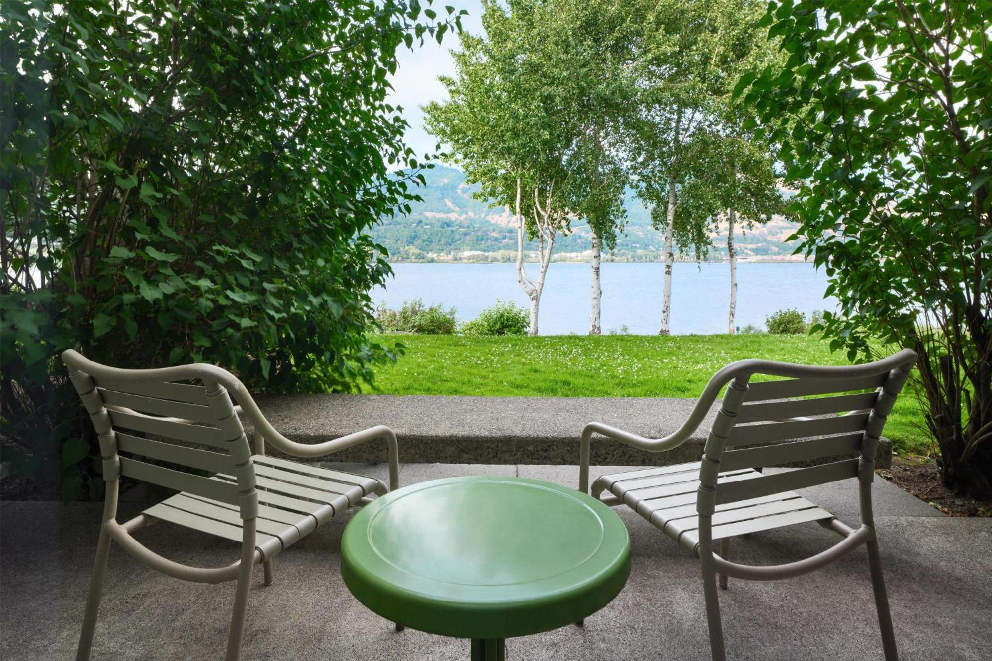 Deluxe King Room with River View, Pet Friendly by Request