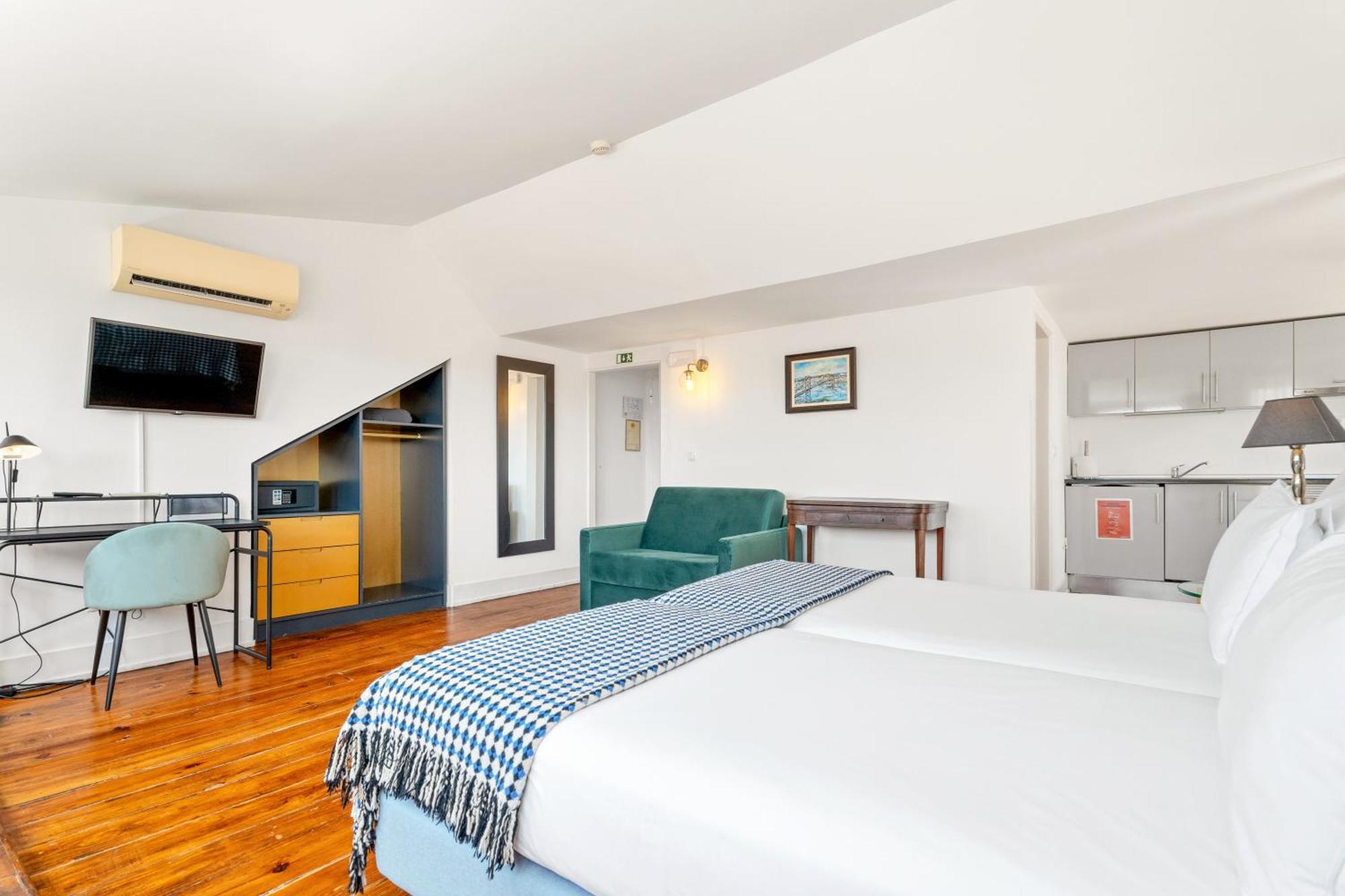 Triple Room,1699062757:JPEG