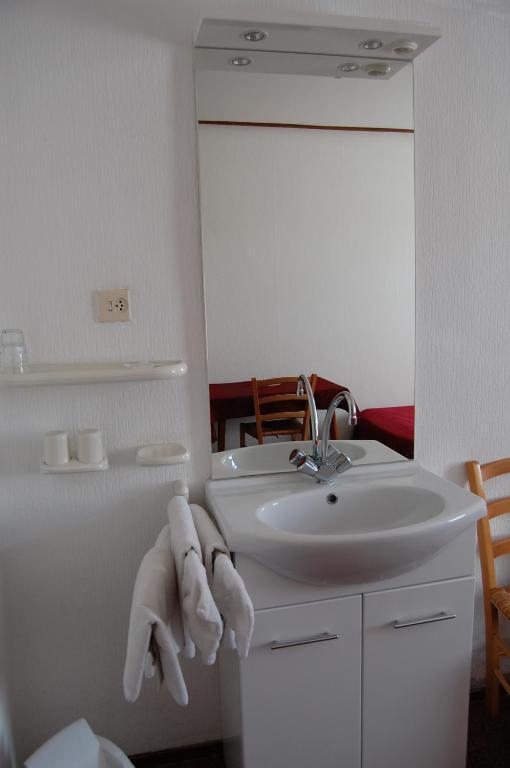 Tweepersoonskamer met 2 Aparte Bedden en Douche