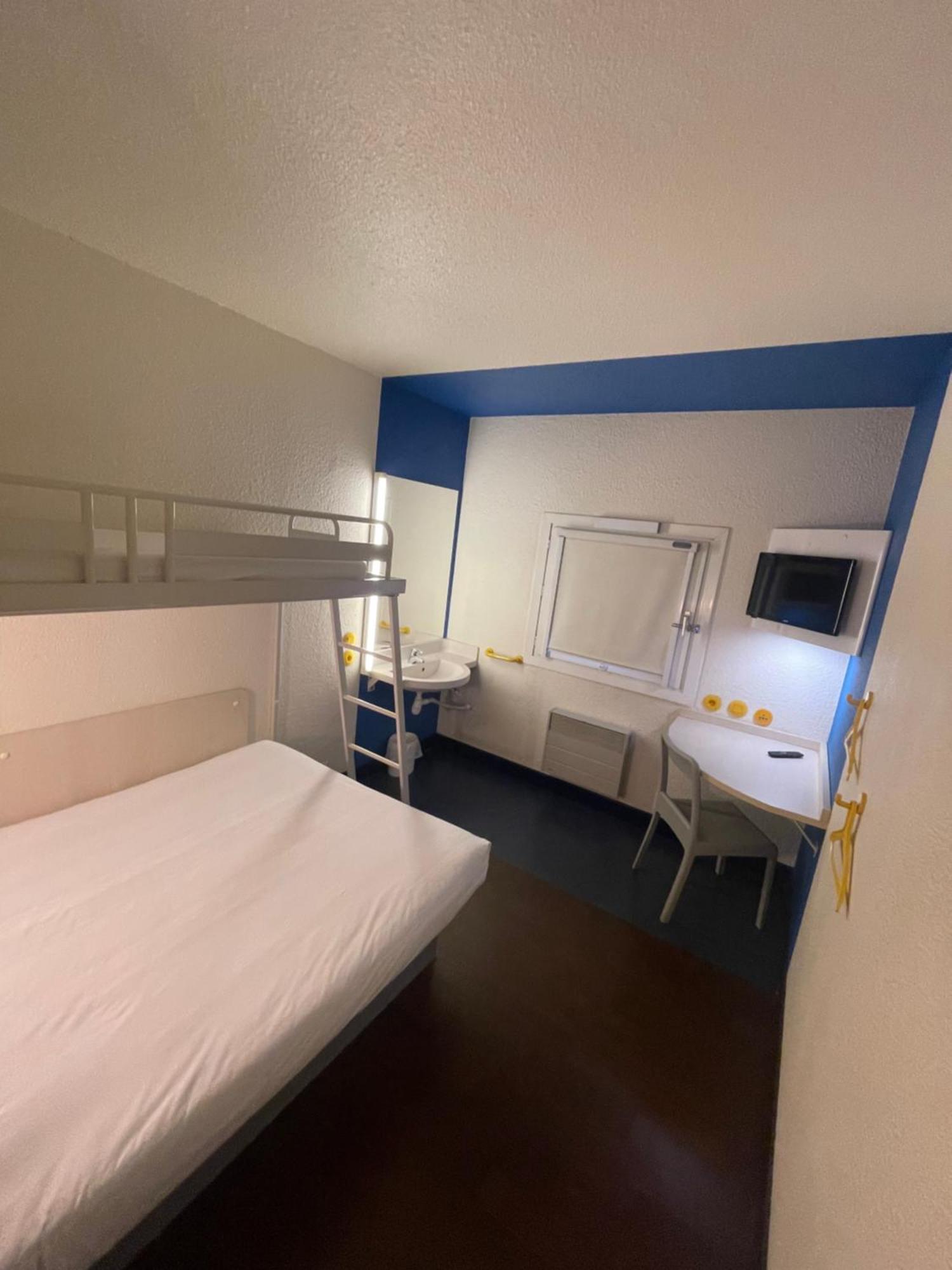 Deze driepersoonskamer heeft een gedeelde badkamer.