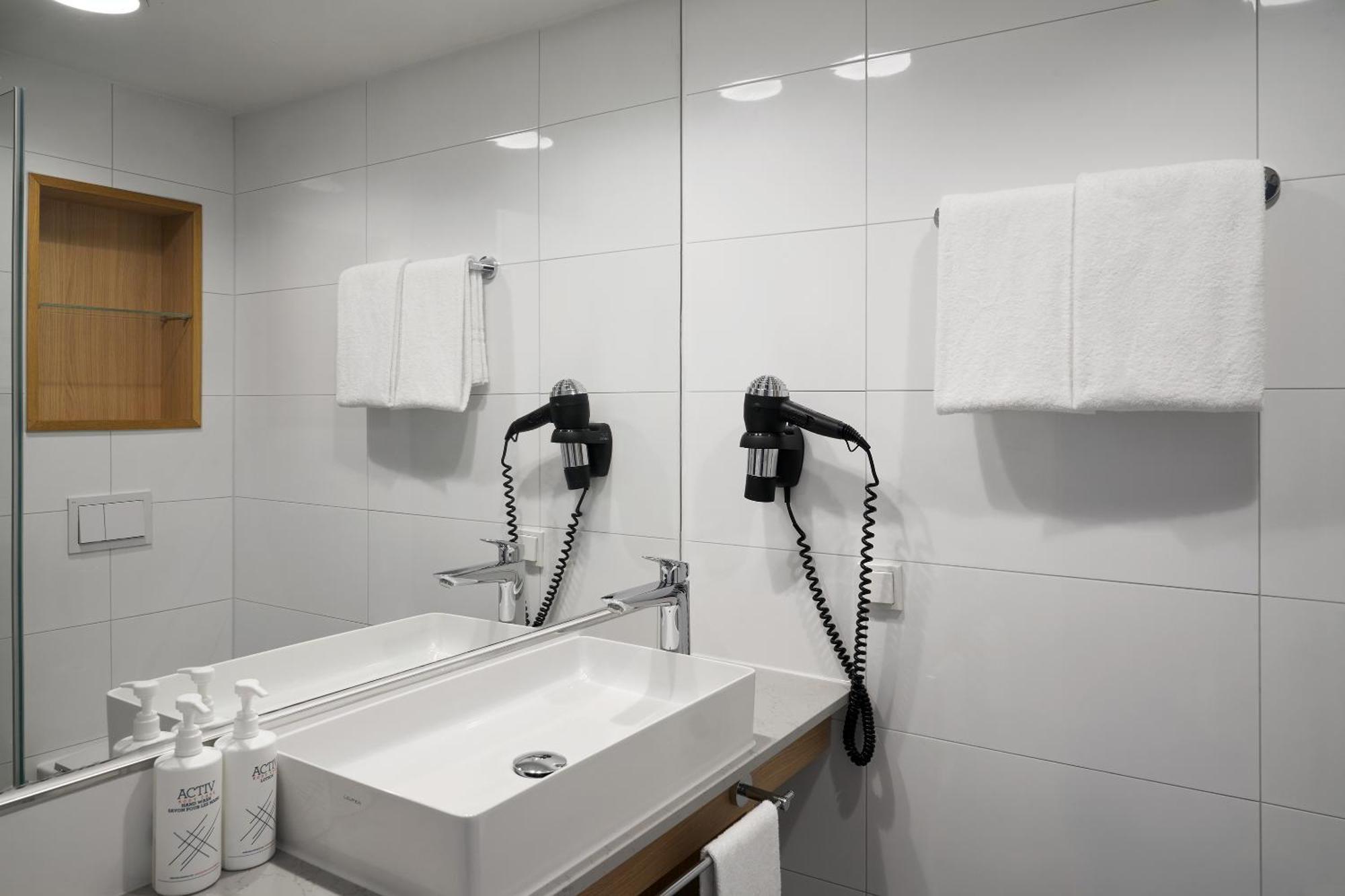Standard Zweibettzimmer mit 2 Einzelbetten und Straßenblick
