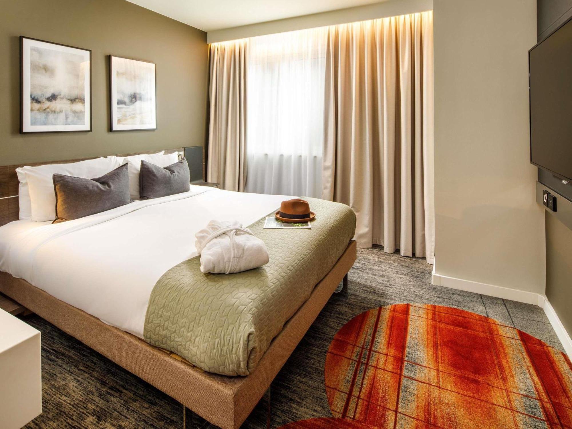 Queen Suite with Queen Bed and Sofa Bed,1704829248:JPEG