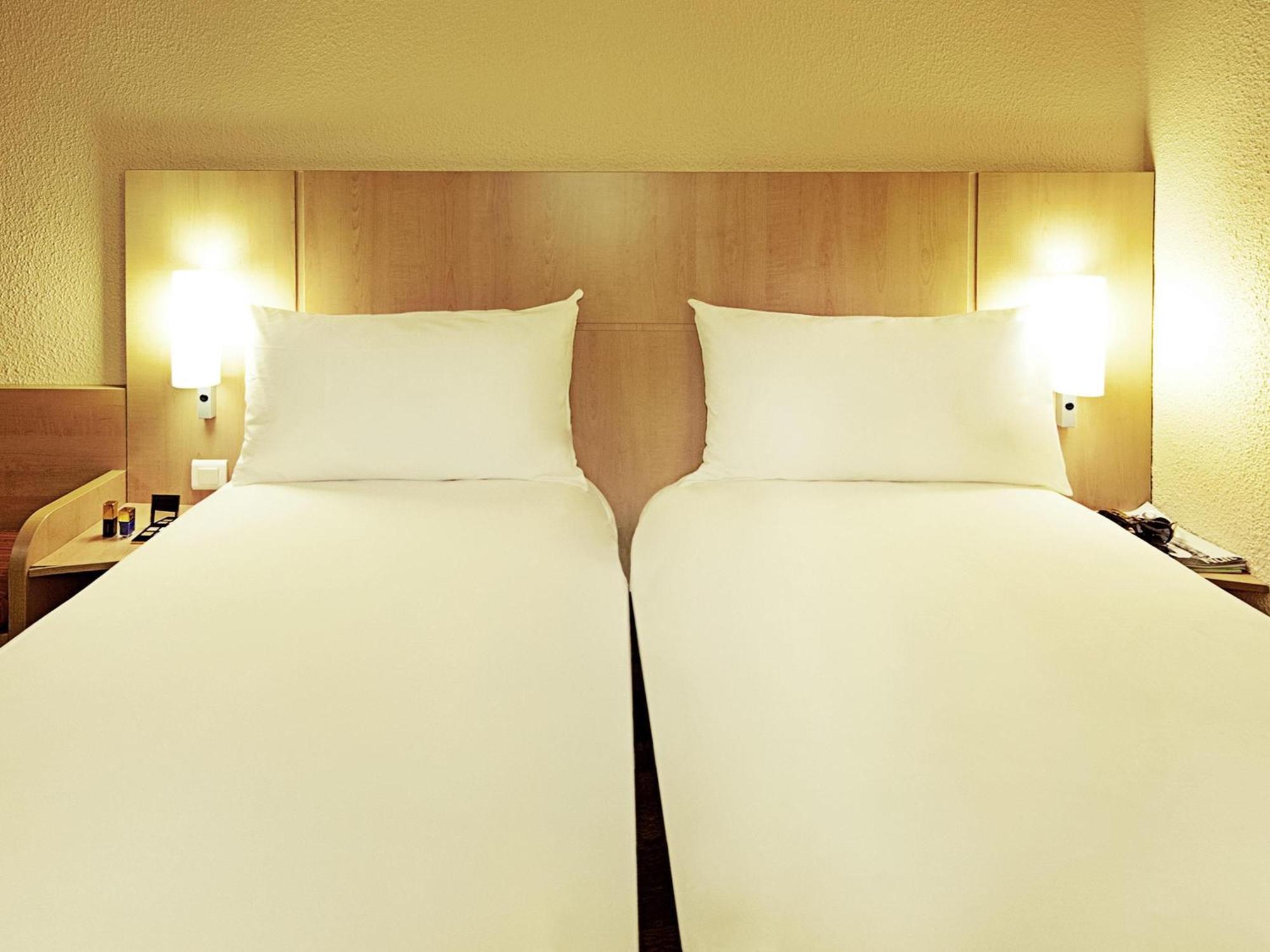 Tweepersoonskamer met 2 Aparte Bedden en een Extra Bed