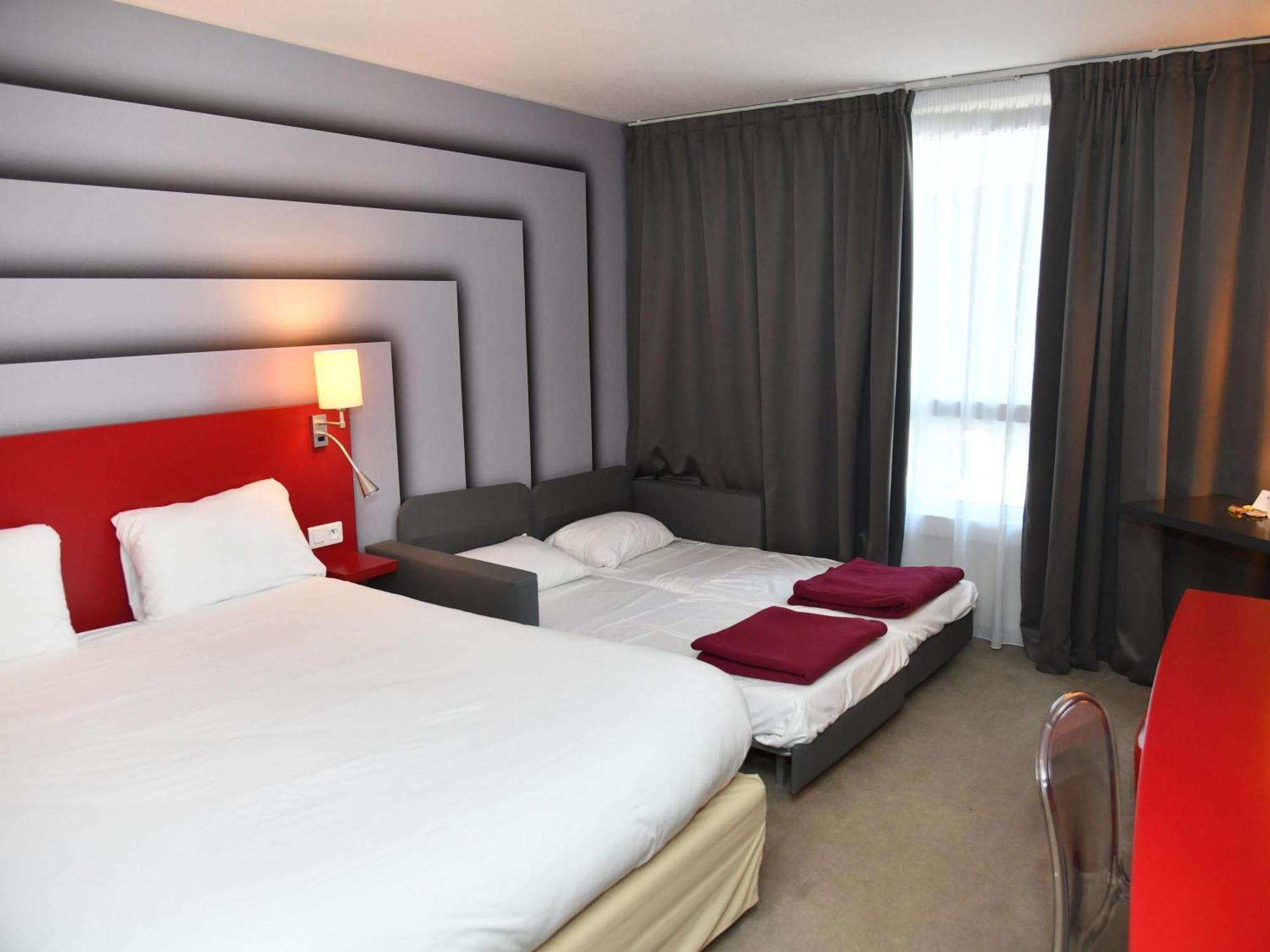 Standaard Familiekamer met 1 Tweepersoonsbed en 2 Slaapbanken