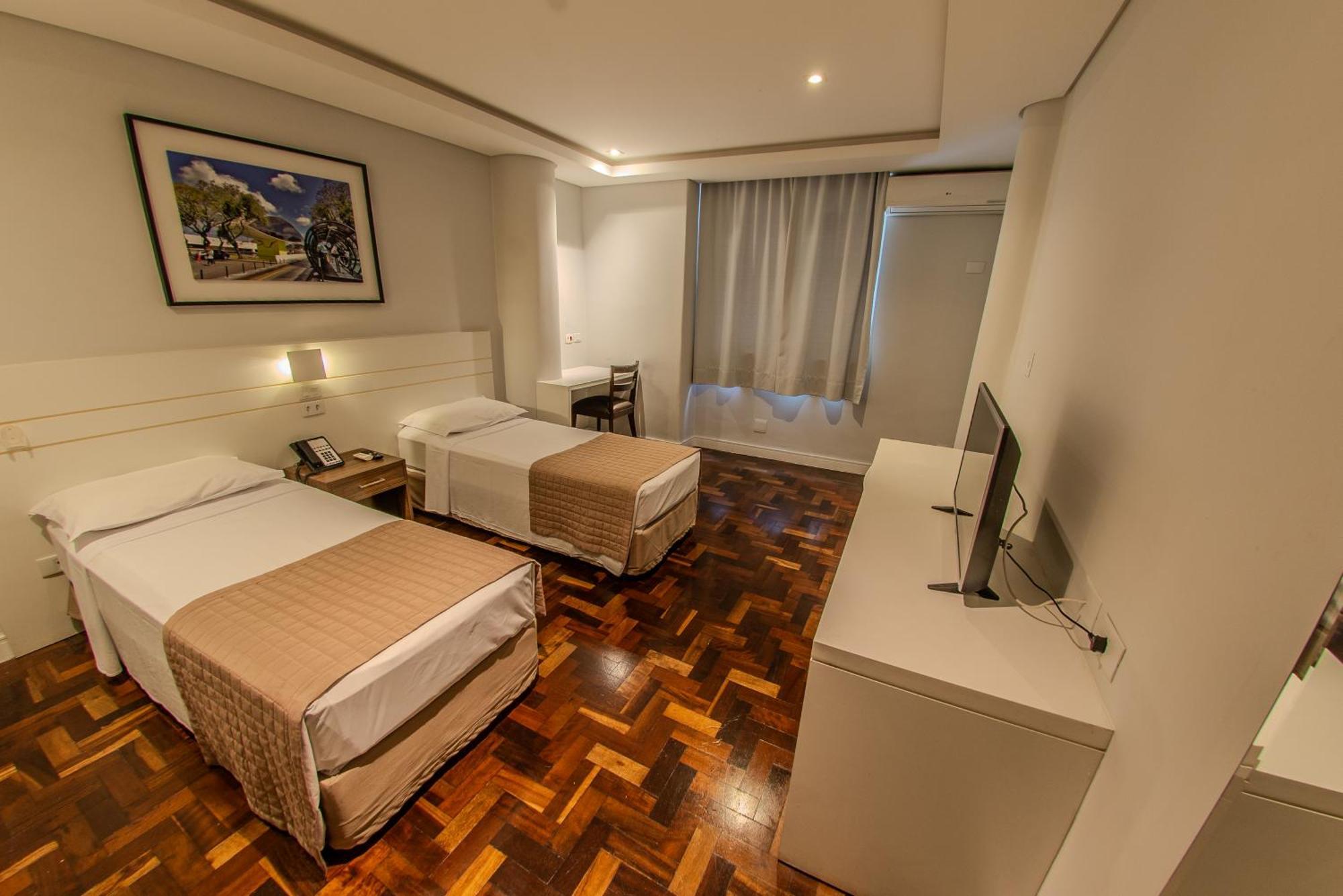 Quarto Grande com 2 Camas de Solteiro