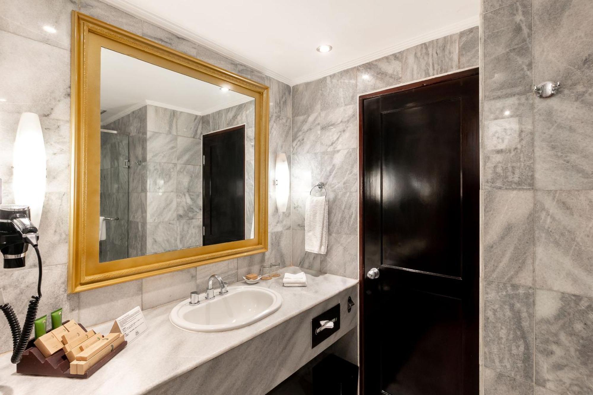 Deluxe Tweepersoonskamer met 1 of 2 Bedden en Uitzicht op het Zwembad