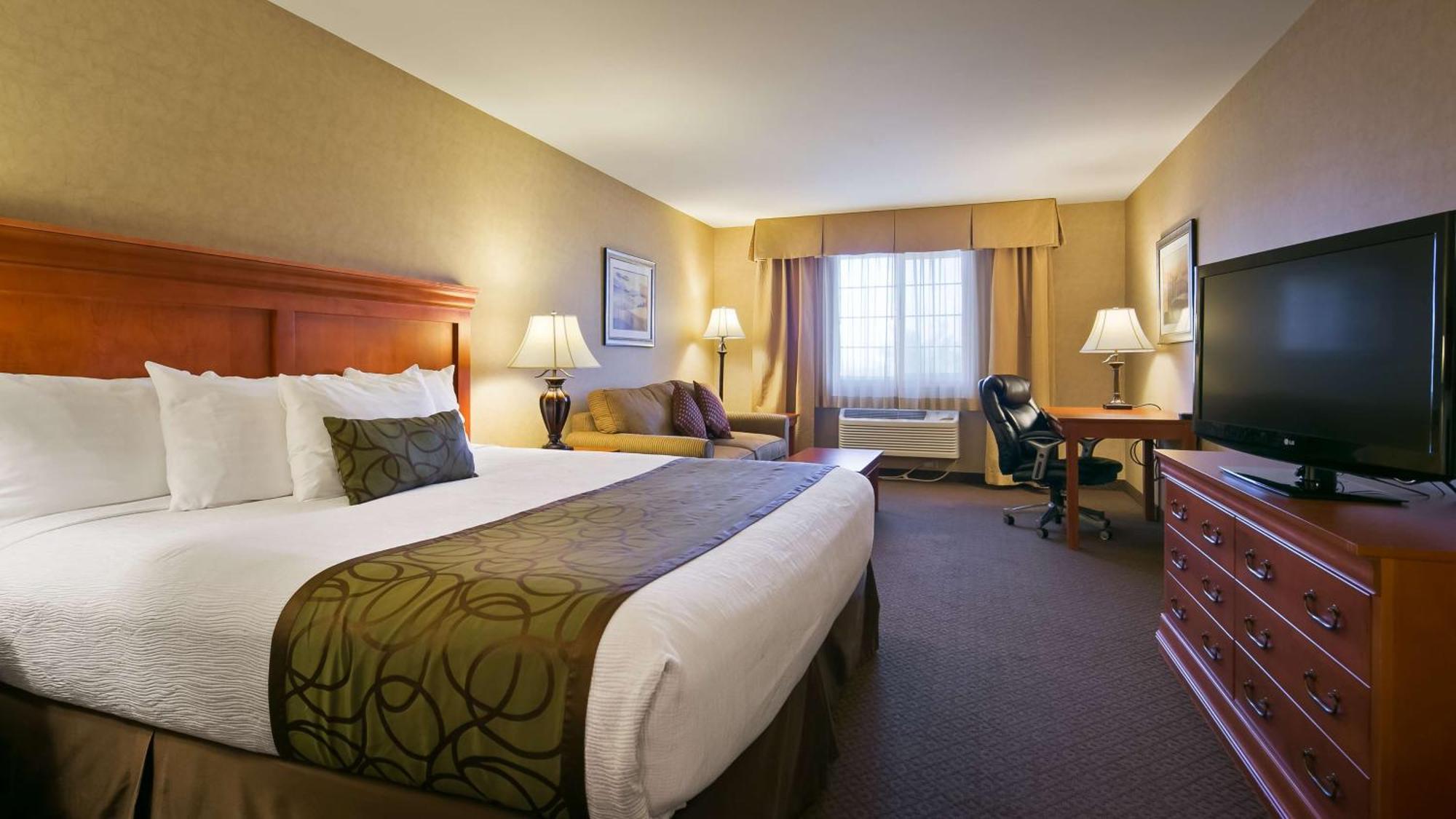 One-Bedroom King Suite with Sofa Bed - Non-Smoking