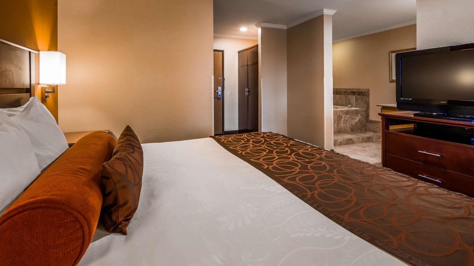 Deluxe King Suite Spa Bath Non-Smoking