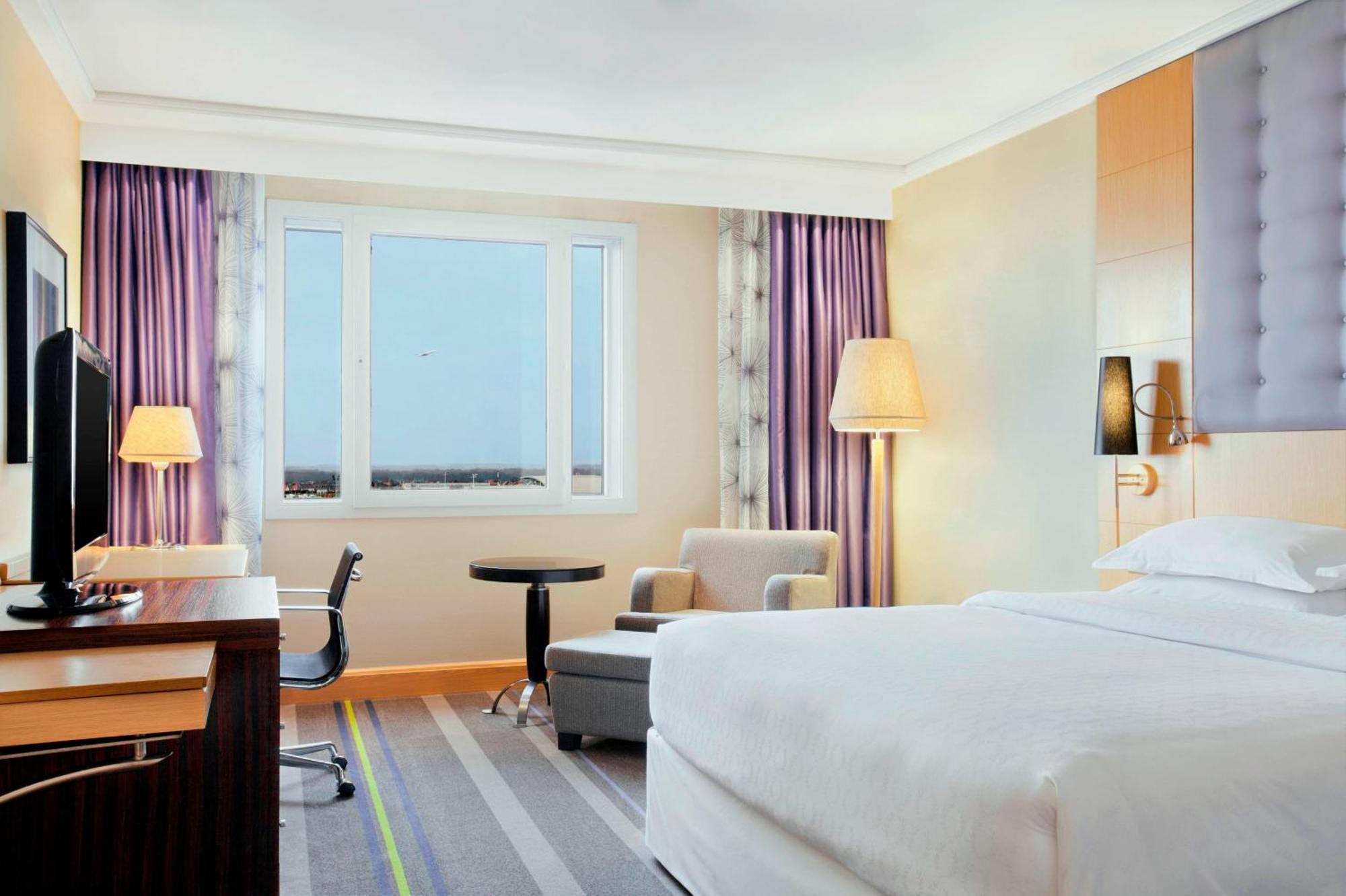 Club, Club level, Guest room, 1 King,1706534838:JPEG