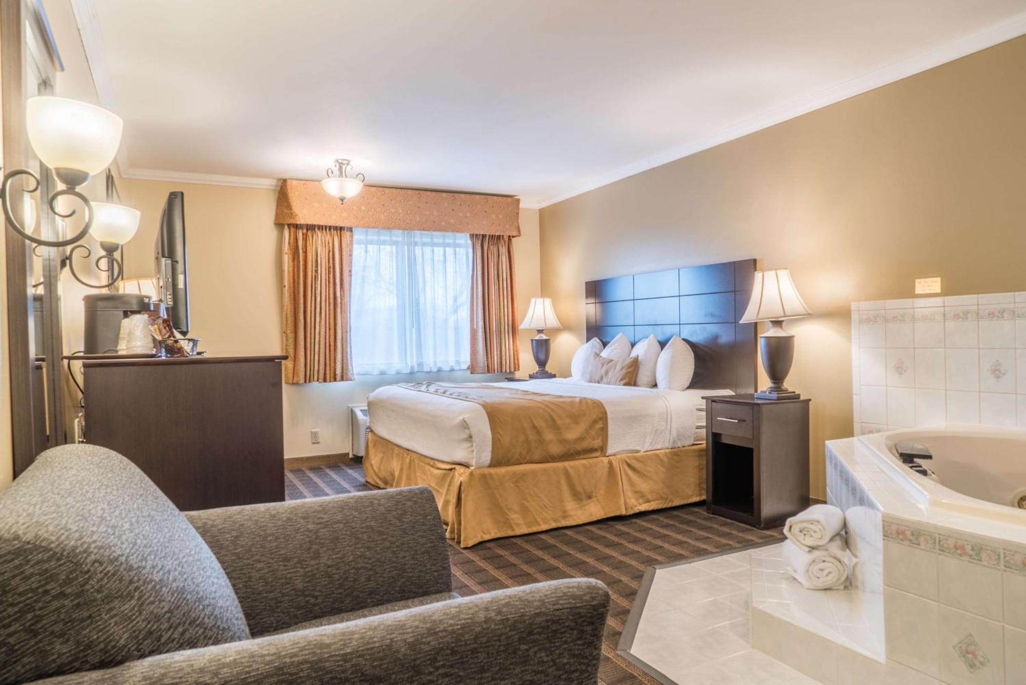 King Room with Hot Tub - Non-Smoking