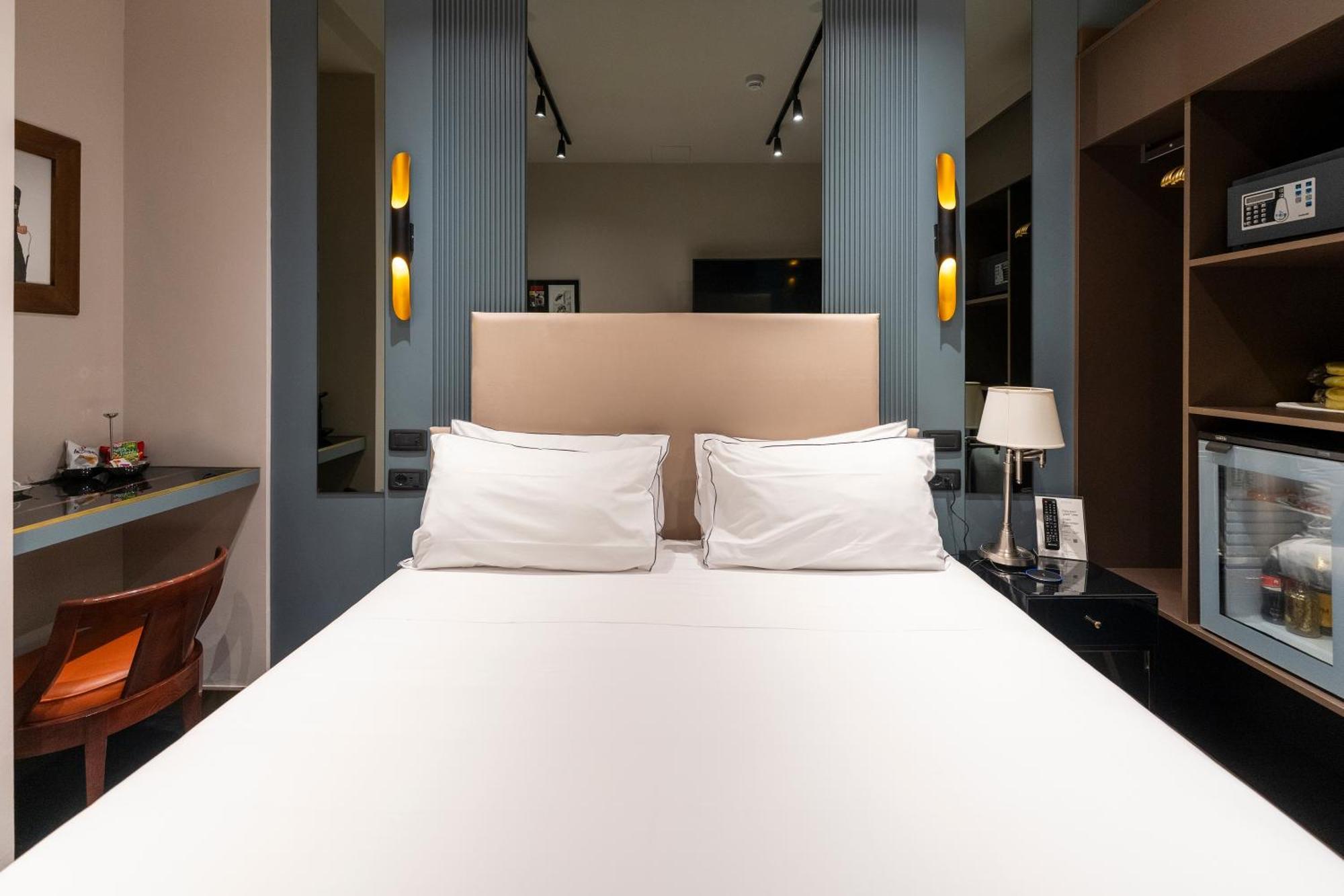 Standard King Room with King Bed - Non-Smoking