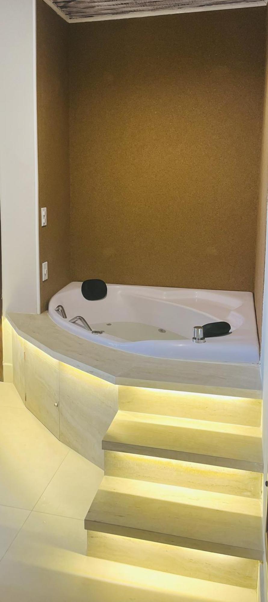 Quarto com Cama King-size e Banheira de Hidromassagem