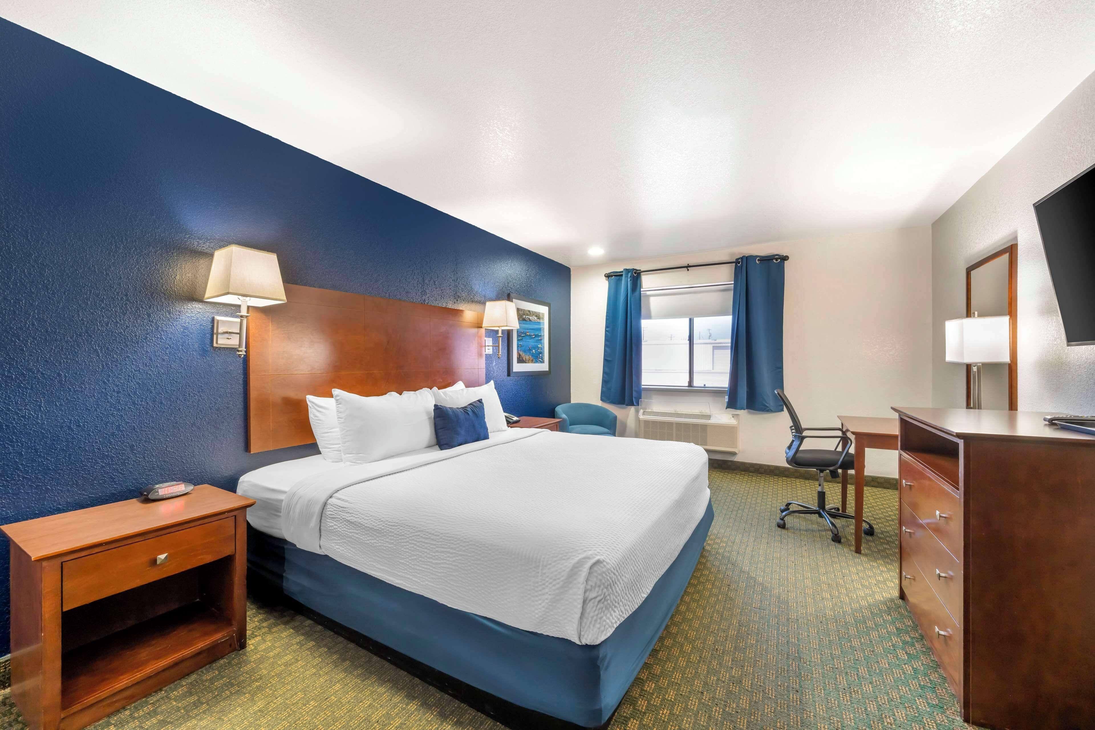 King Room with Roll-in Shower - Disability Access - Non smoking