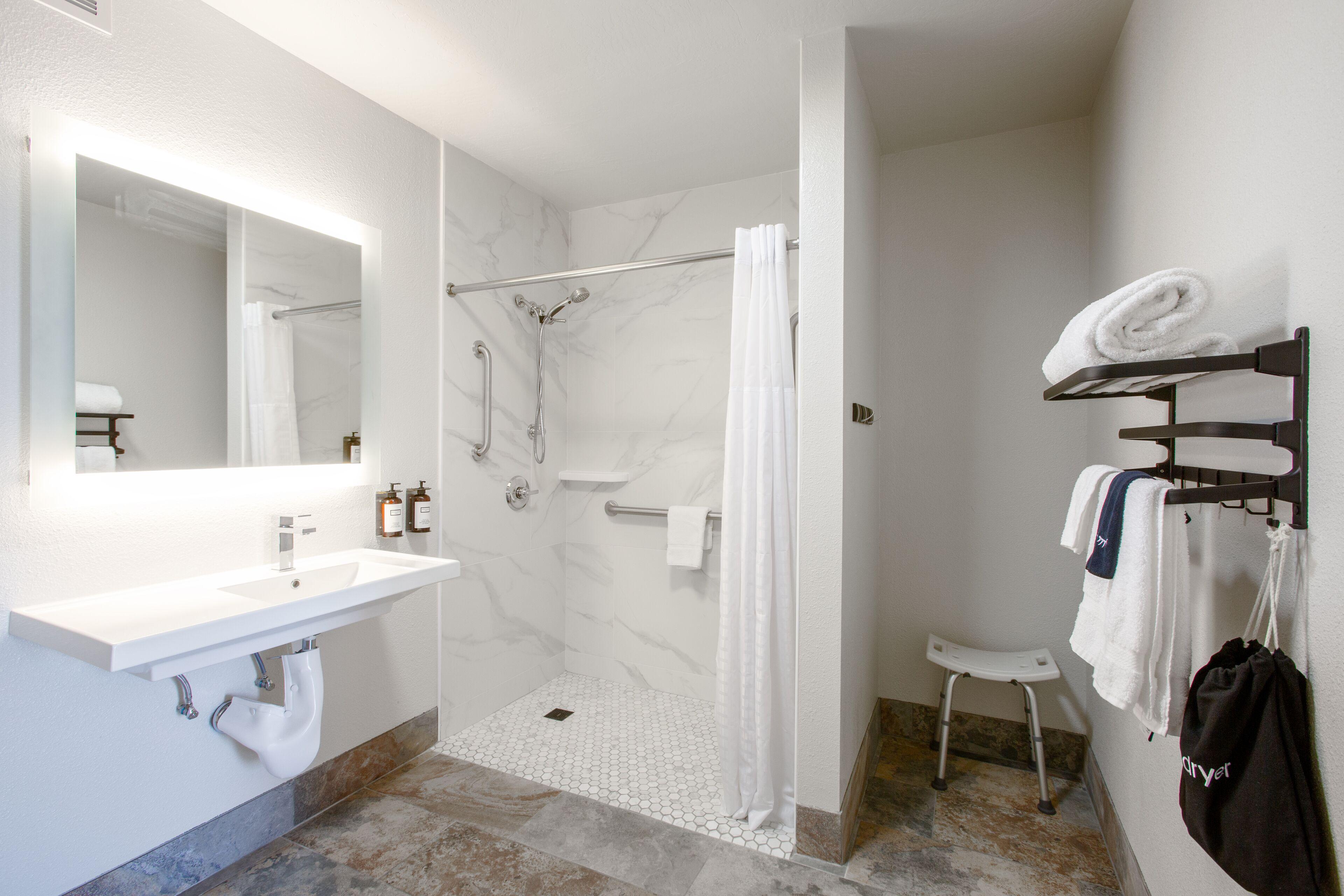 King Room Roll Shower Mobility Access or Non-Smoking,1589574951:JPEG
