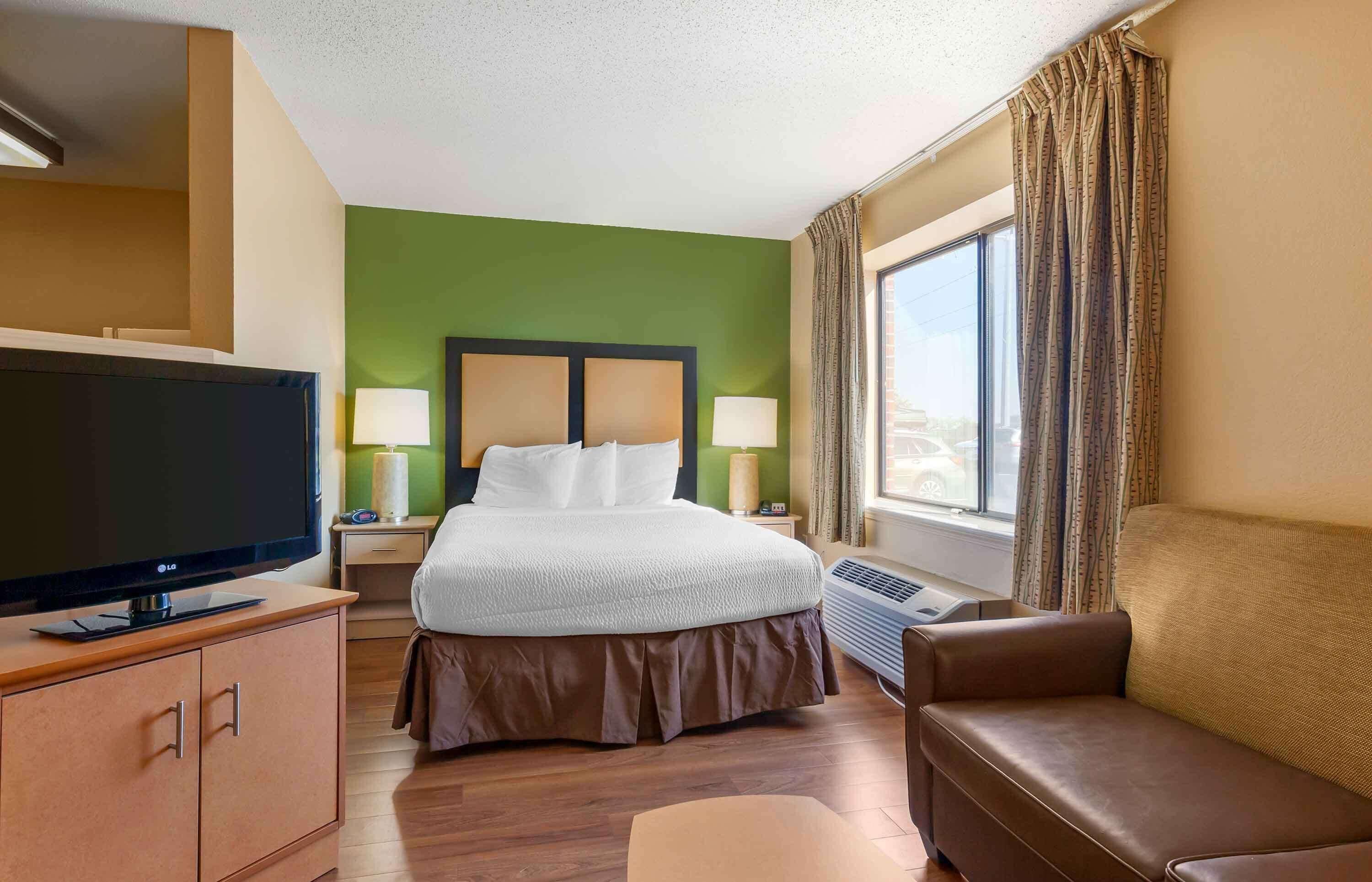 Deluxe Studio with 1 Queen Bed - Non-Smoking