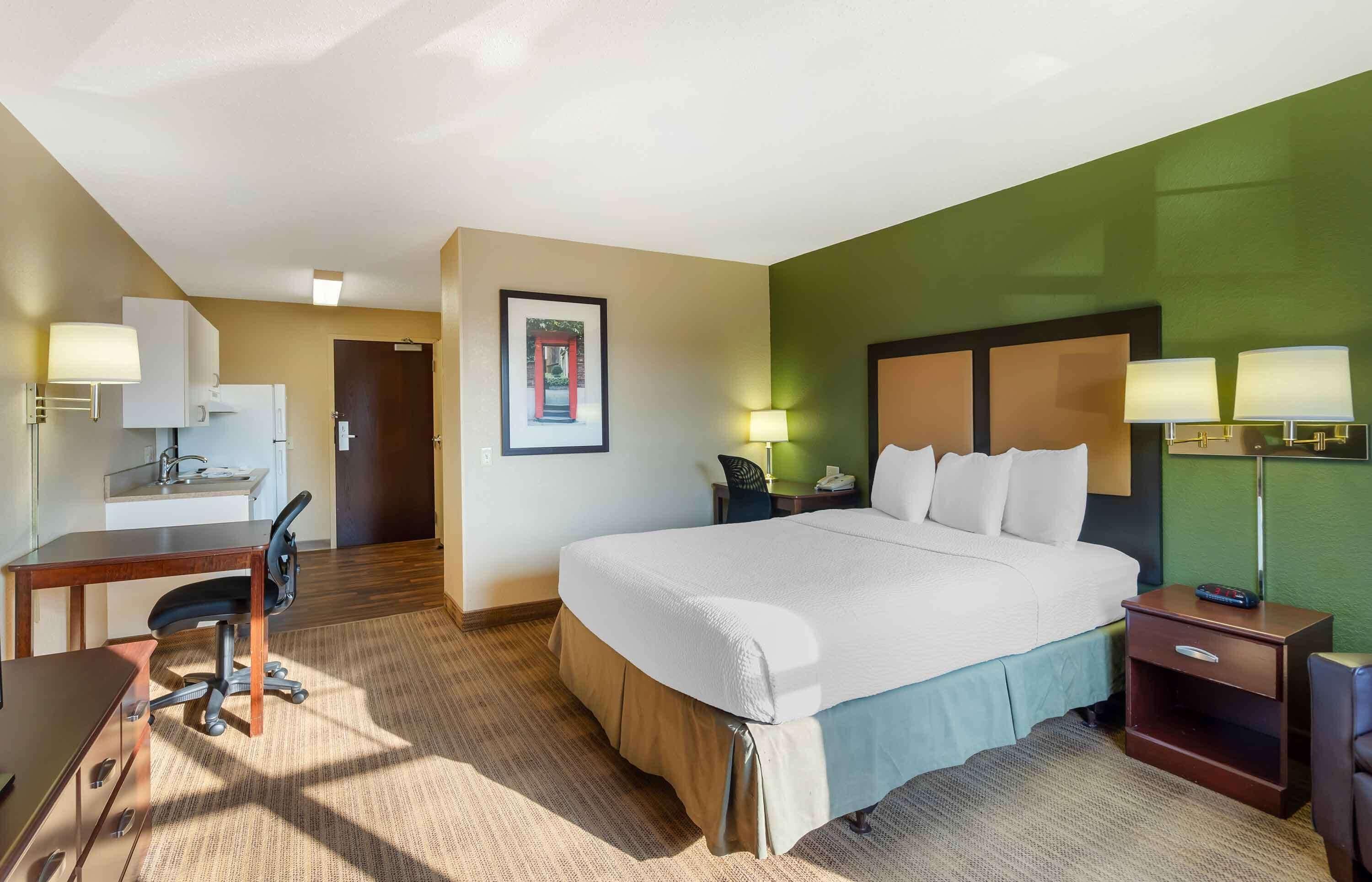 Queen studio with 1 Queen Bed - Disability Access/Non-Smoking