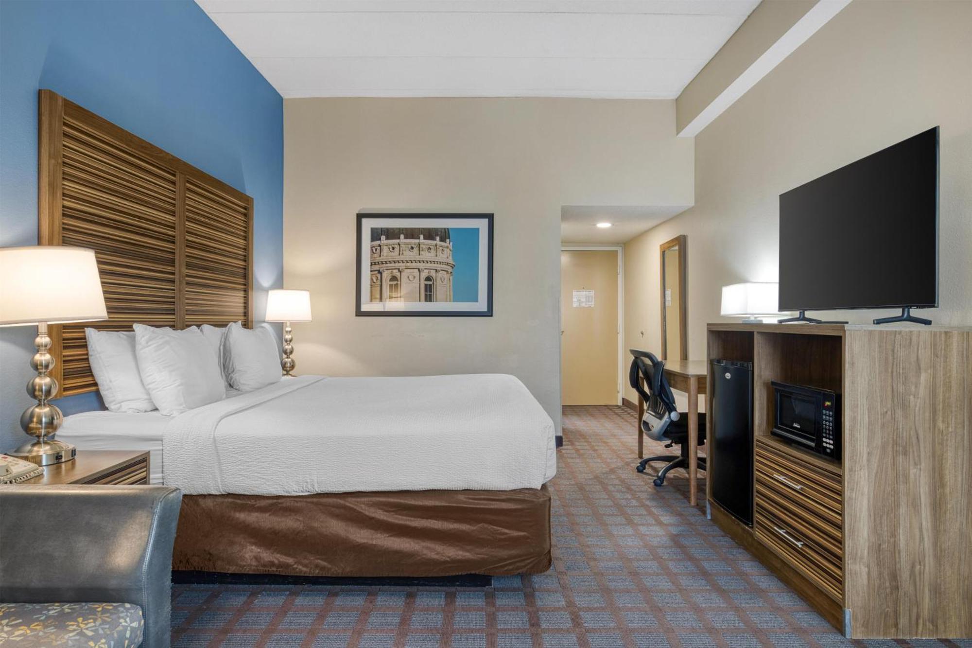 King Suite with Spa Bath and Sofa Bed - Non-Smoking