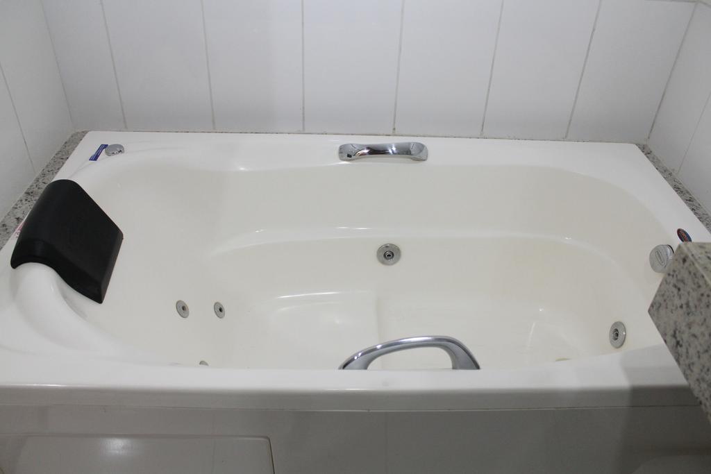Quarto Executivo com Banheira de Hidromassagem