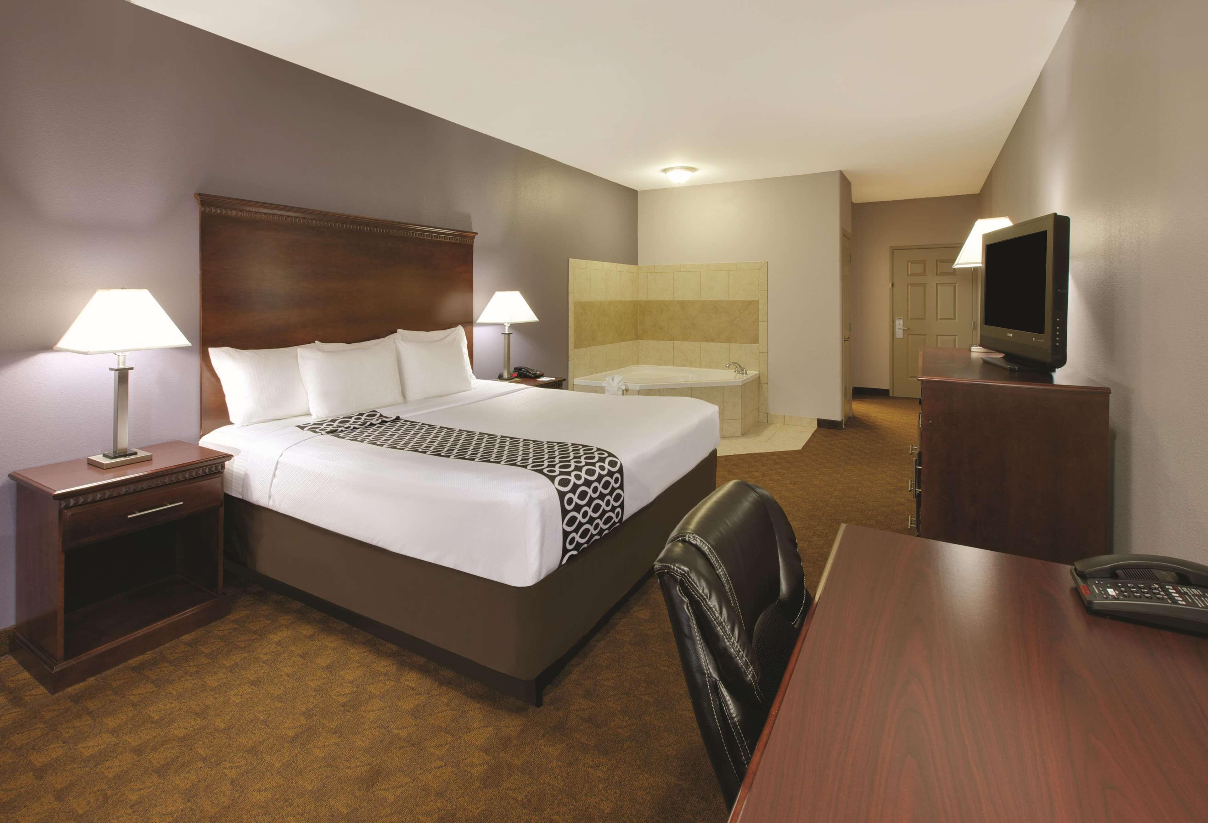 King Room with Jetted Tub - Non-Smoking