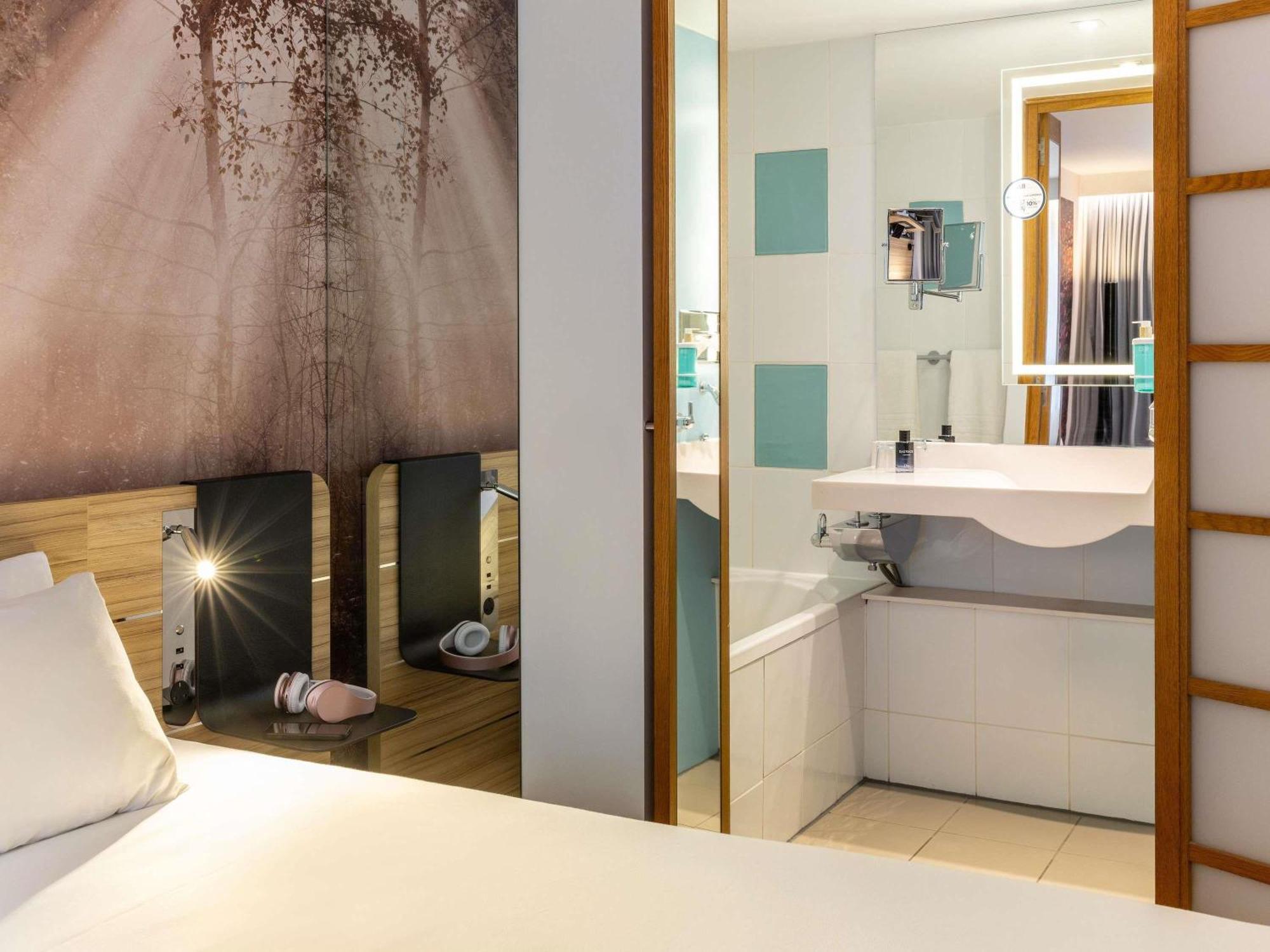 Standaardkamer met een Queensize Bed en een Bank
