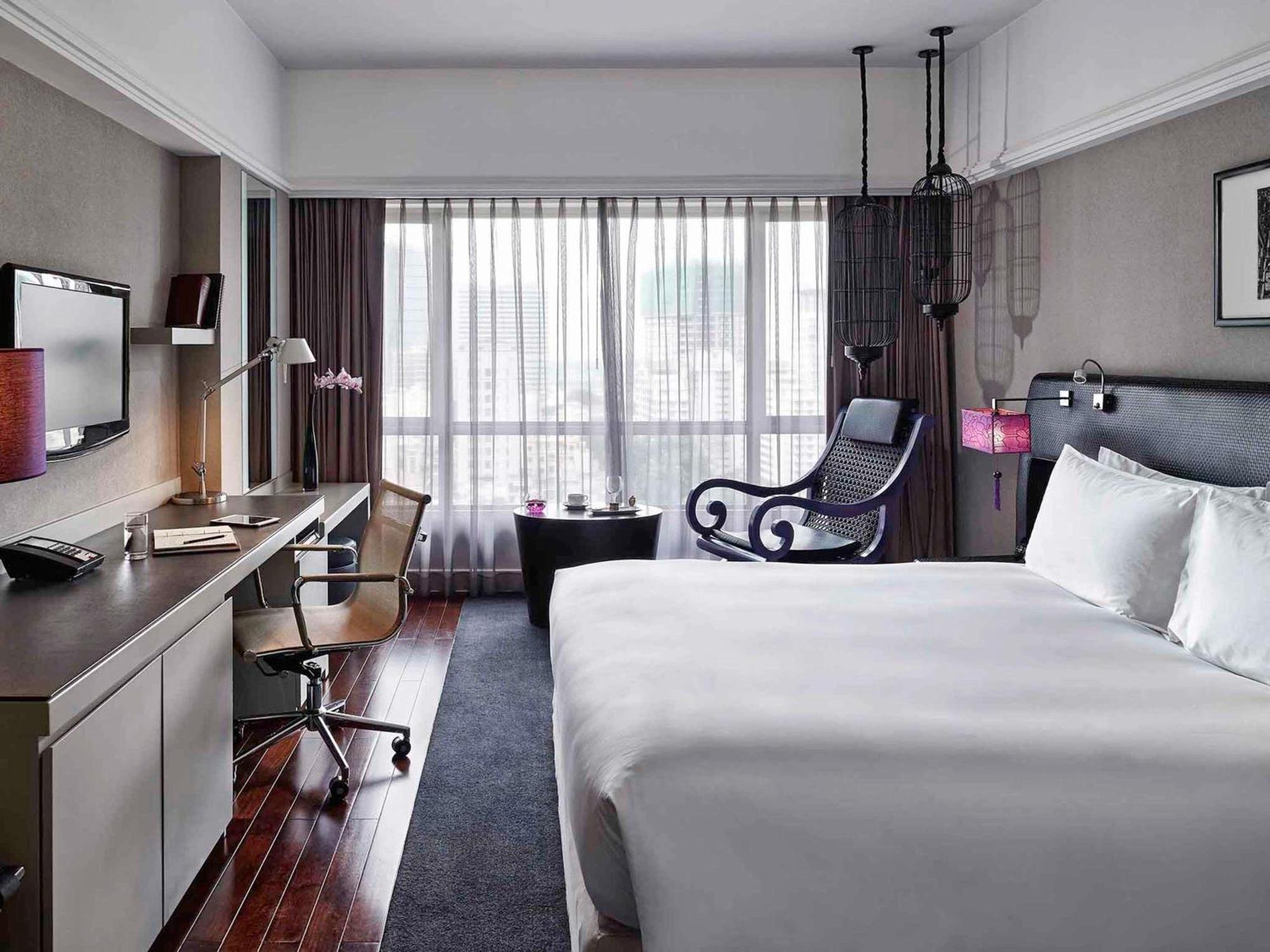 Luxuriöses Zimmer mit Kingsize-Bett und Stadtblick