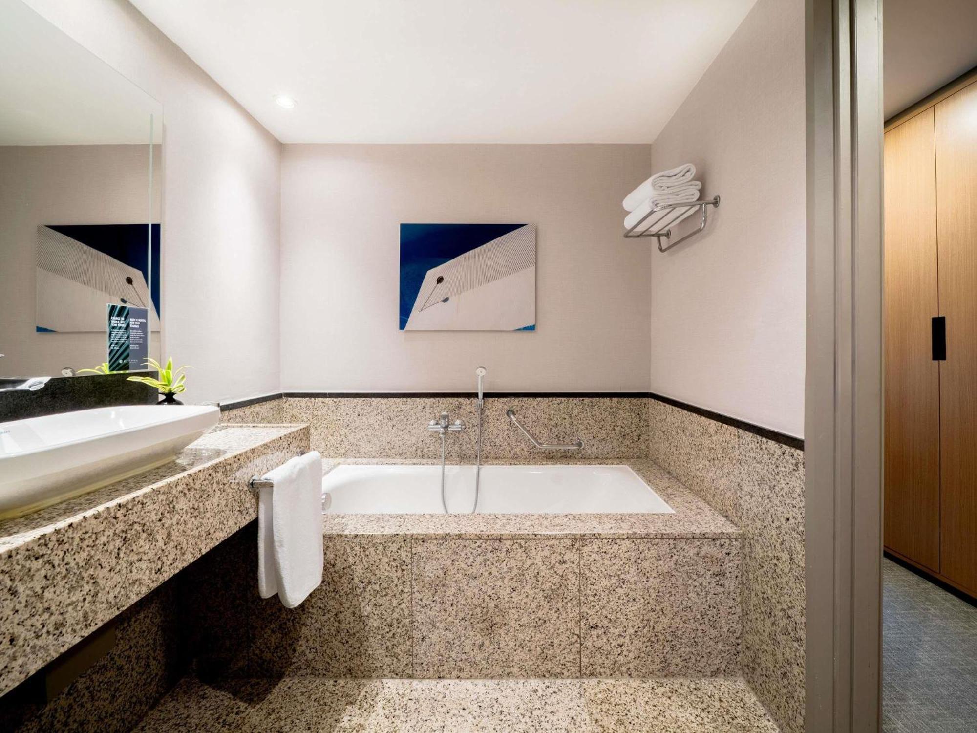 Quarto executivo superior com cama king-size e acesso ao lounge executivo