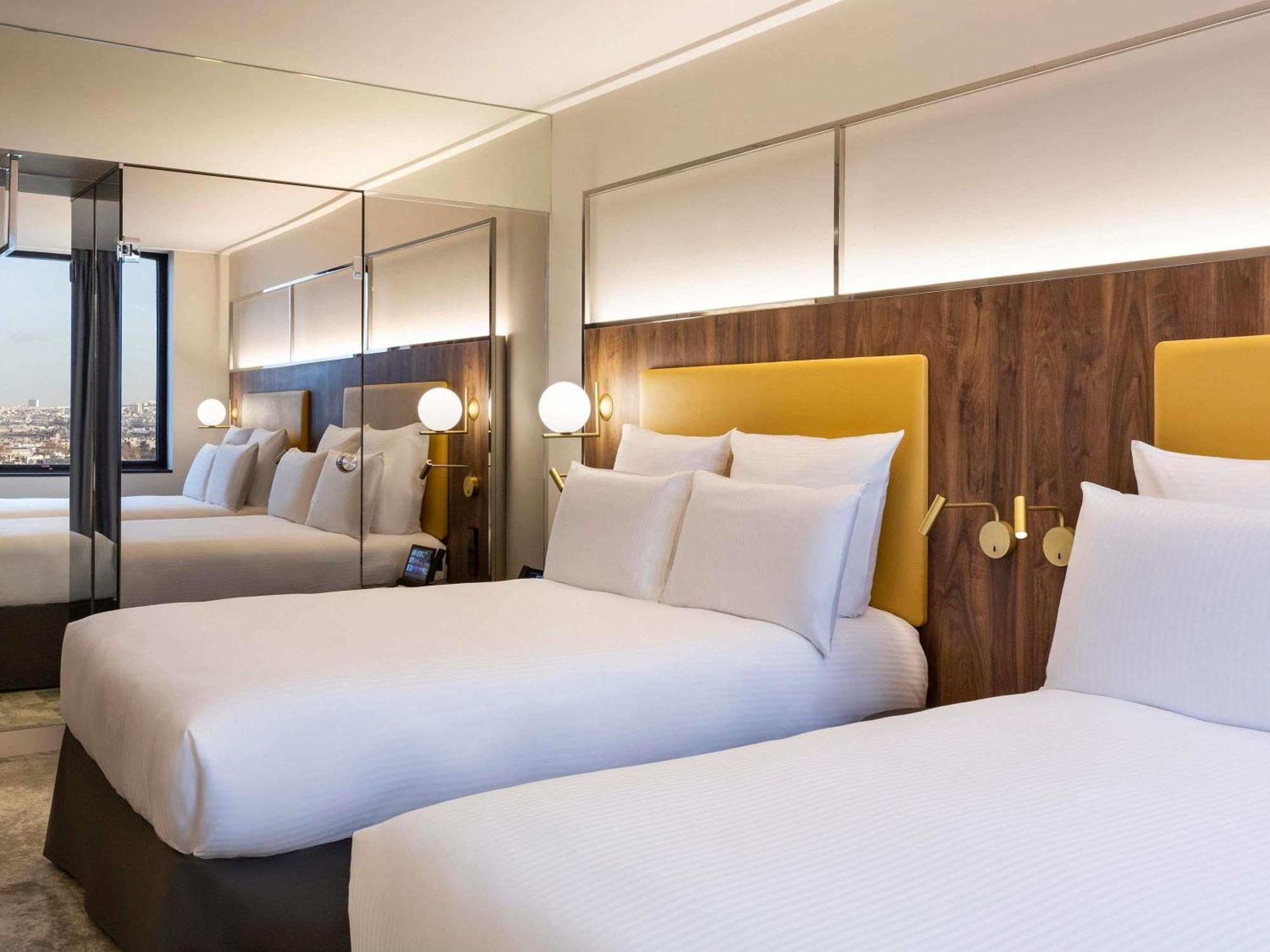 Chambre Familiale Deluxe avec 2 Lits Doubles - Vue sur Paris