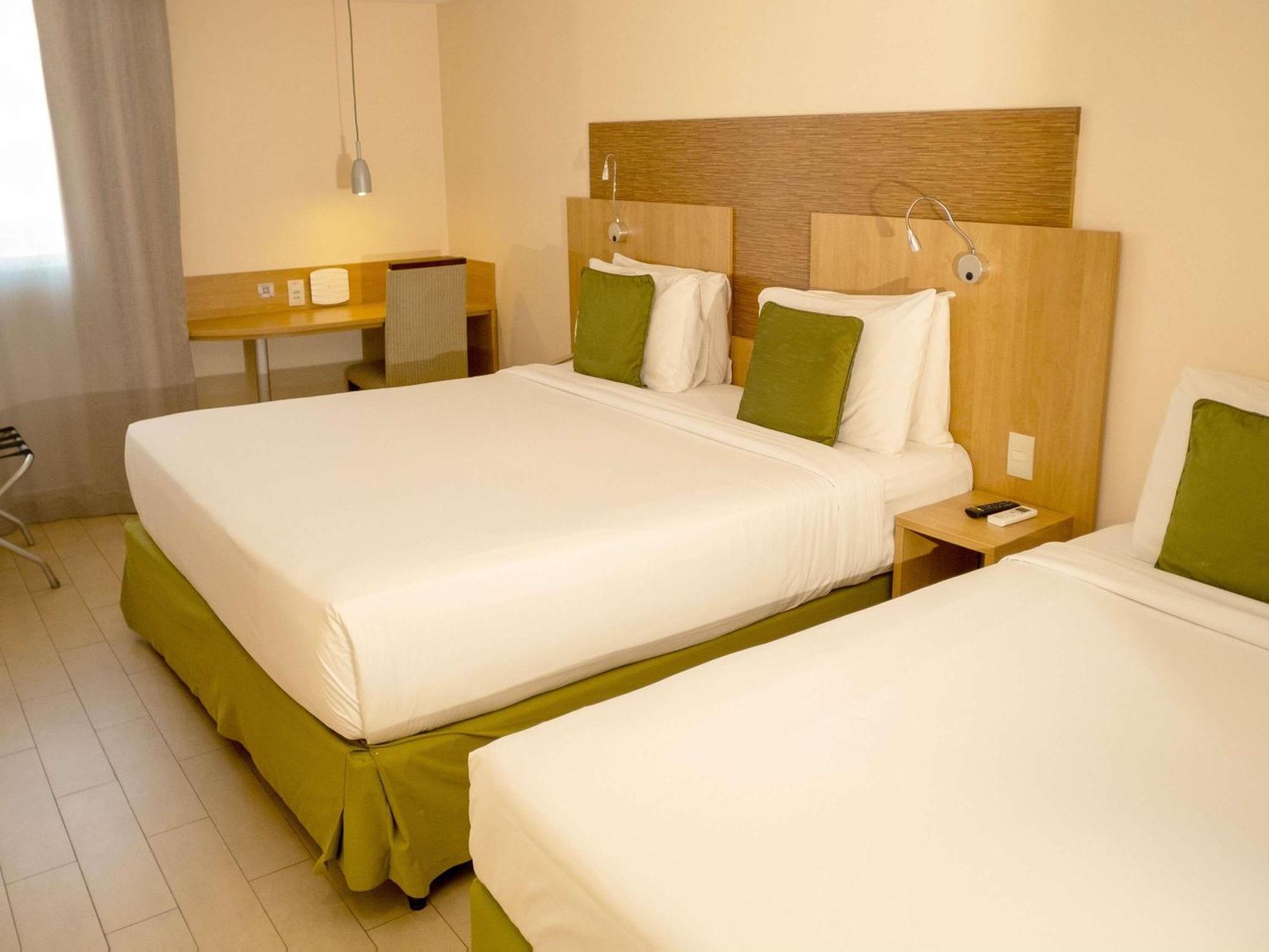 Quarto Standard com 1 Cama de Casal e 1 Cama Individual