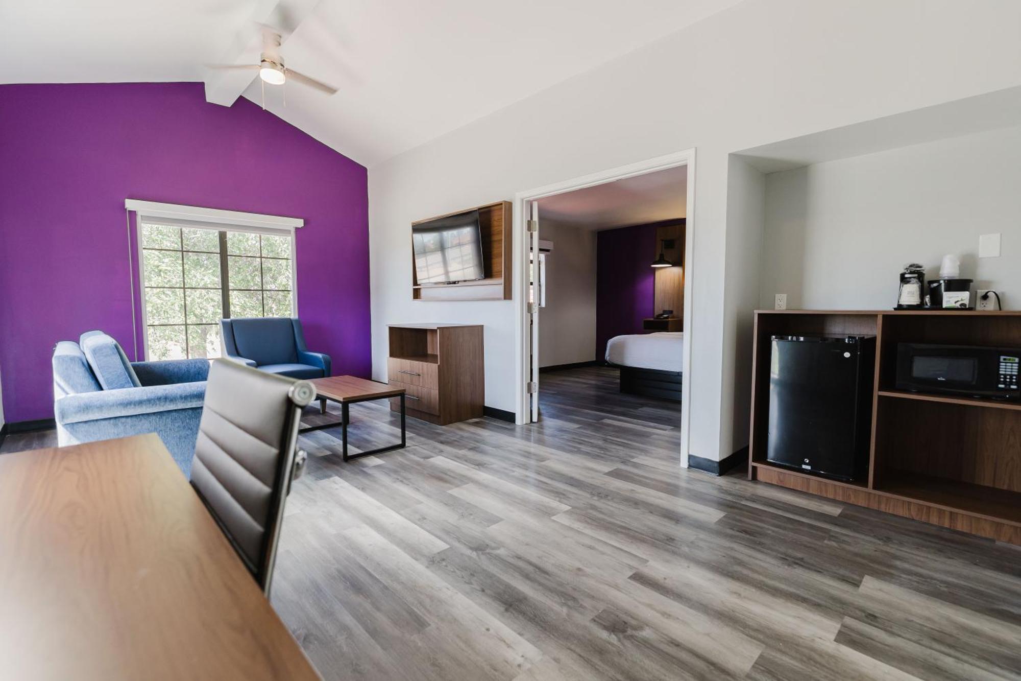 One-Bedroom King Suite - Non-Smoking