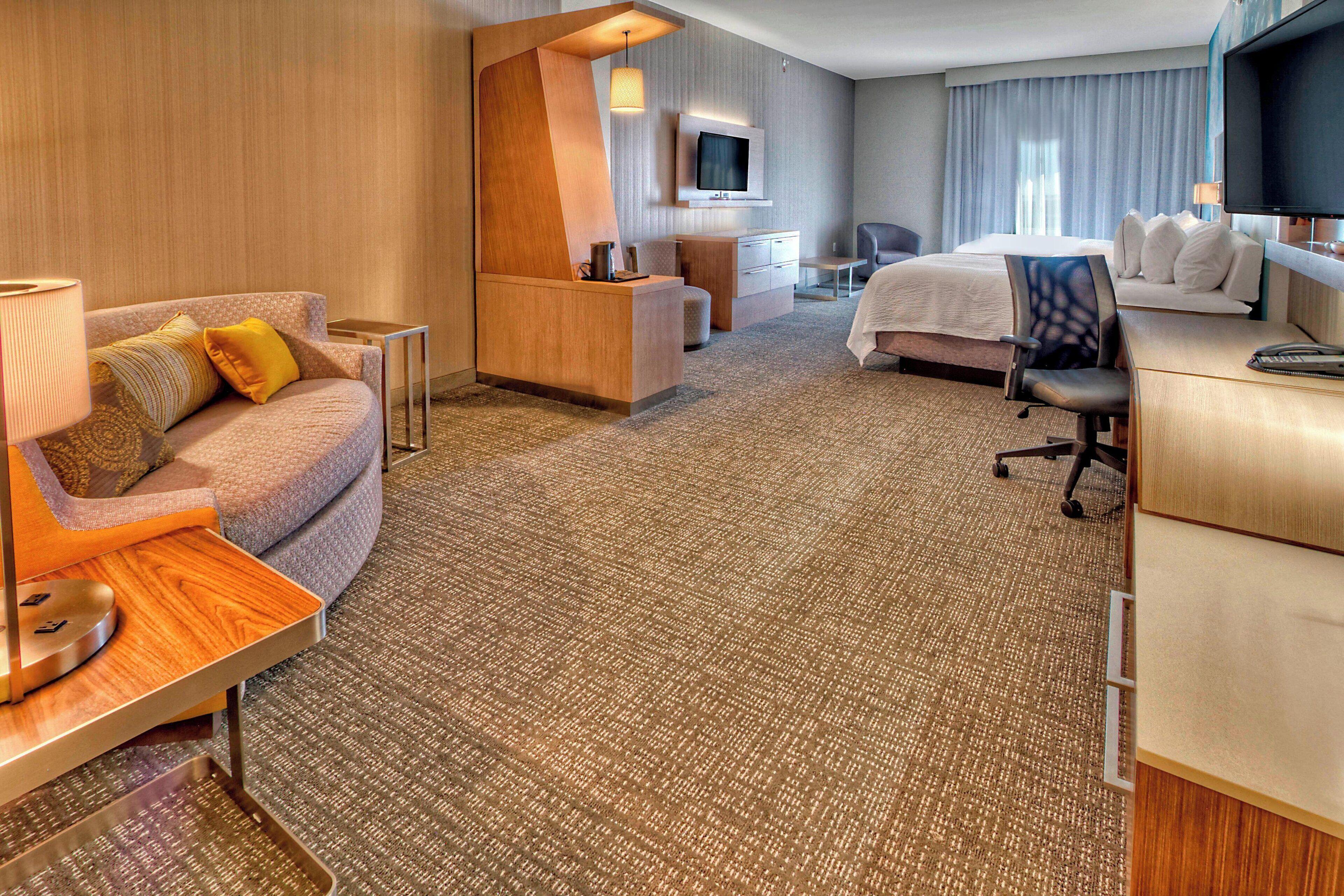 Queen Suite with Two Queen Beds, Bathtub and Sofa Bed - Mobility Access/Hearing Accessible