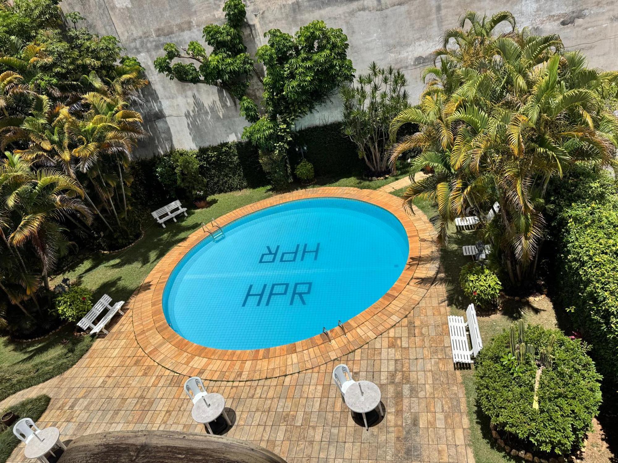Suíte com Cama Queen-size e Vista da Piscina