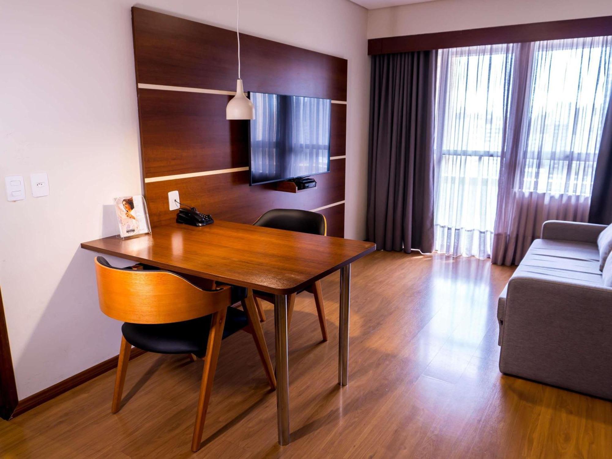 Quarto Superior Adaptado com 1 Cama de Casal e Sofá-cama