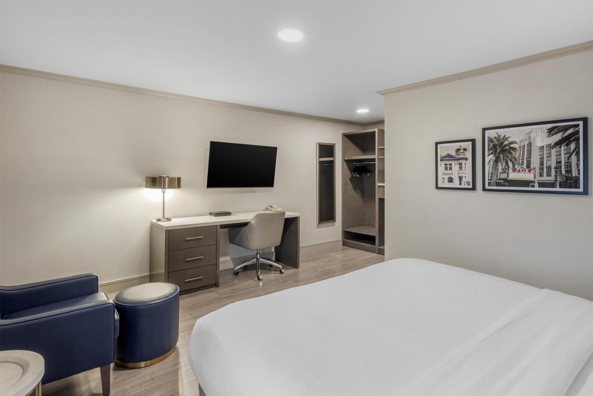King Room with Roll-in Shower - Mobility Accessible/Non-Smoking