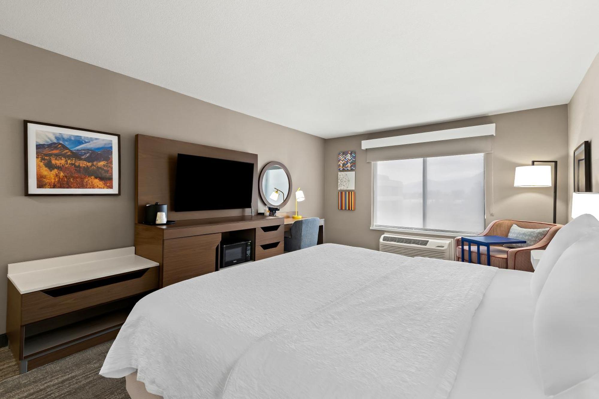 King Room with King Bed - Non-Smoking