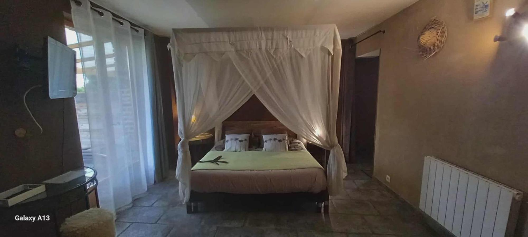 Double Room Shower,1730067143:JPEG