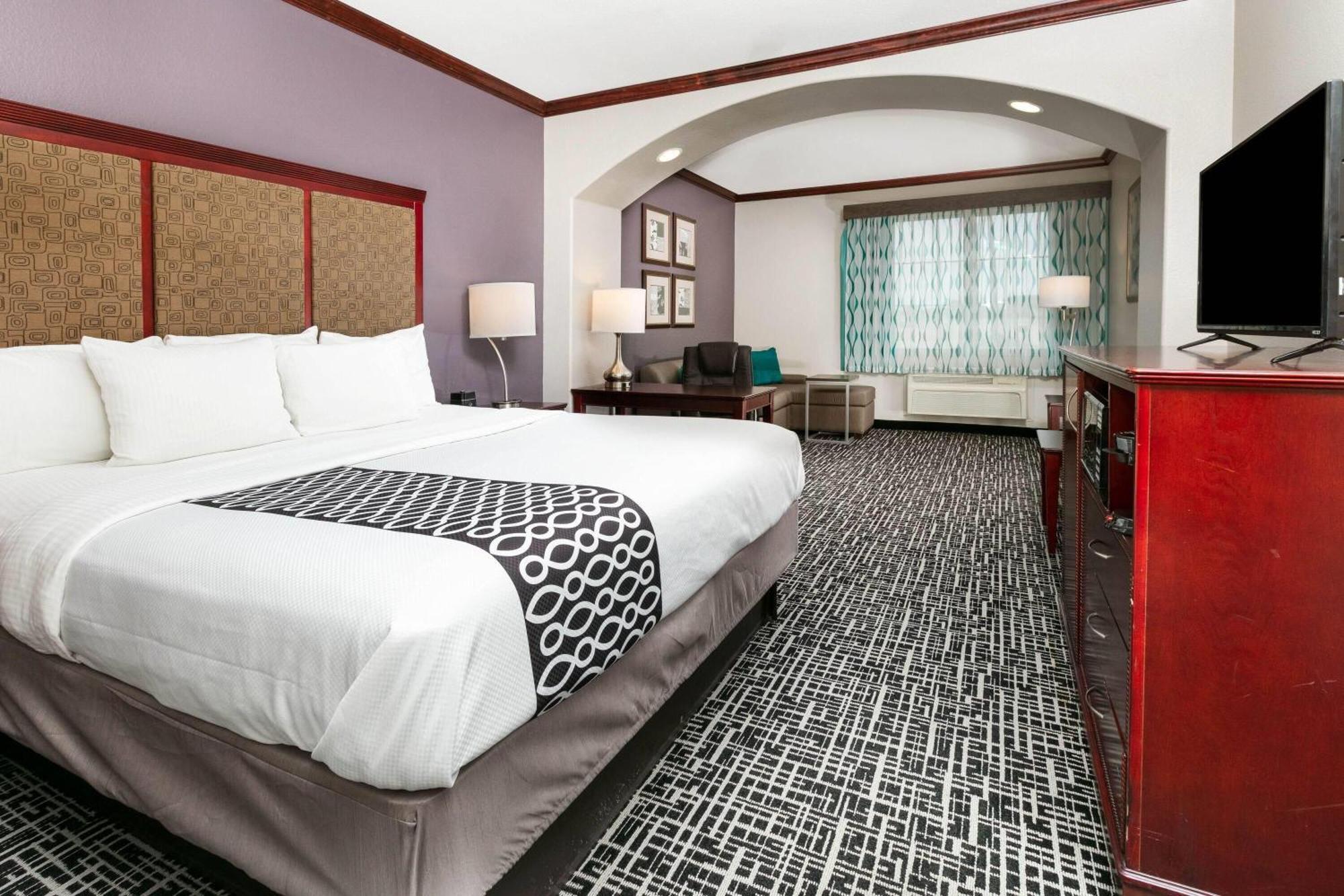 Deluxe Executive King Room - Non-Smoking