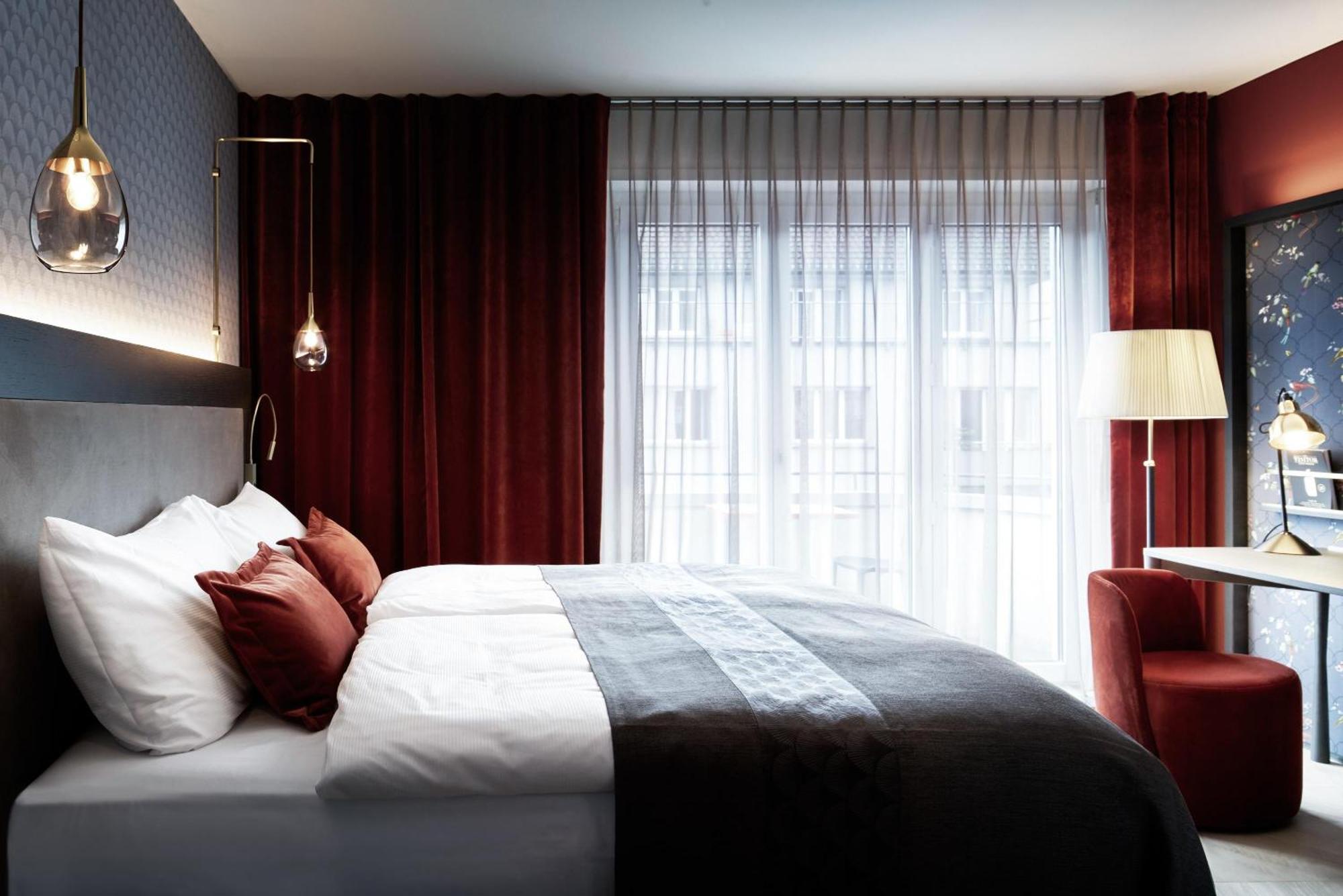 Quarto Standard com Cama King-size e Vista da Rua