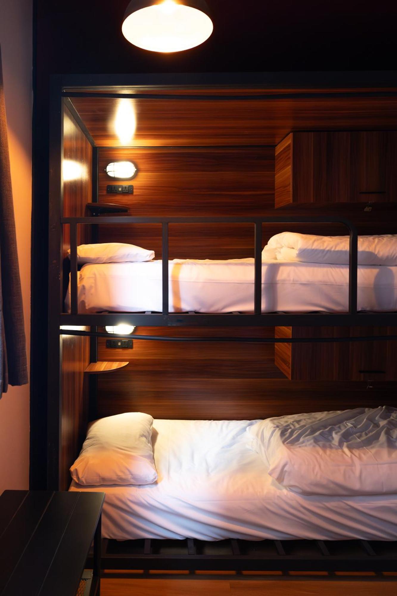 Cama en habitación compartida con 4 camas