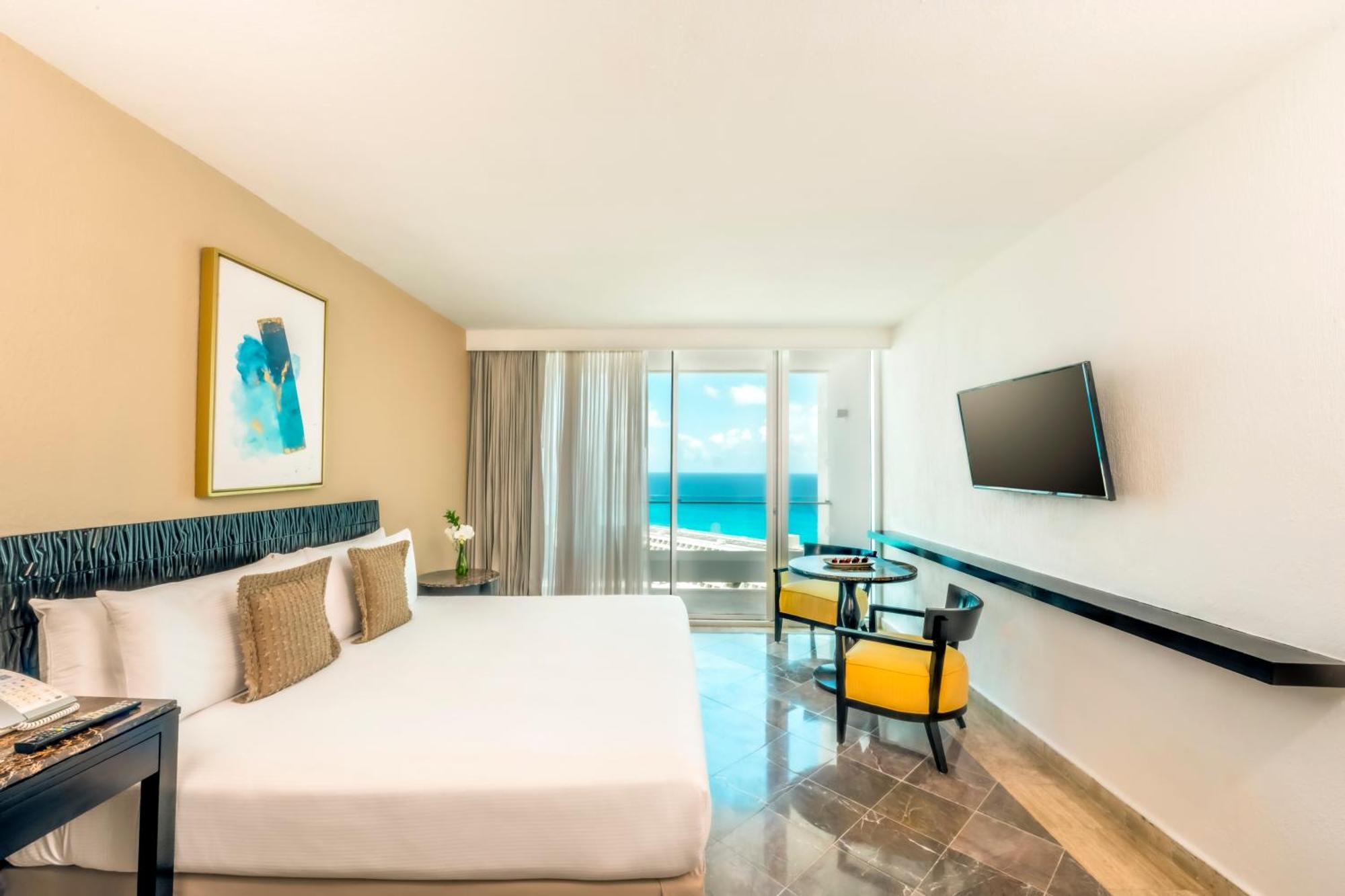 Quarto Standard com 1 Cama King-size e Vista Parcial do Mar