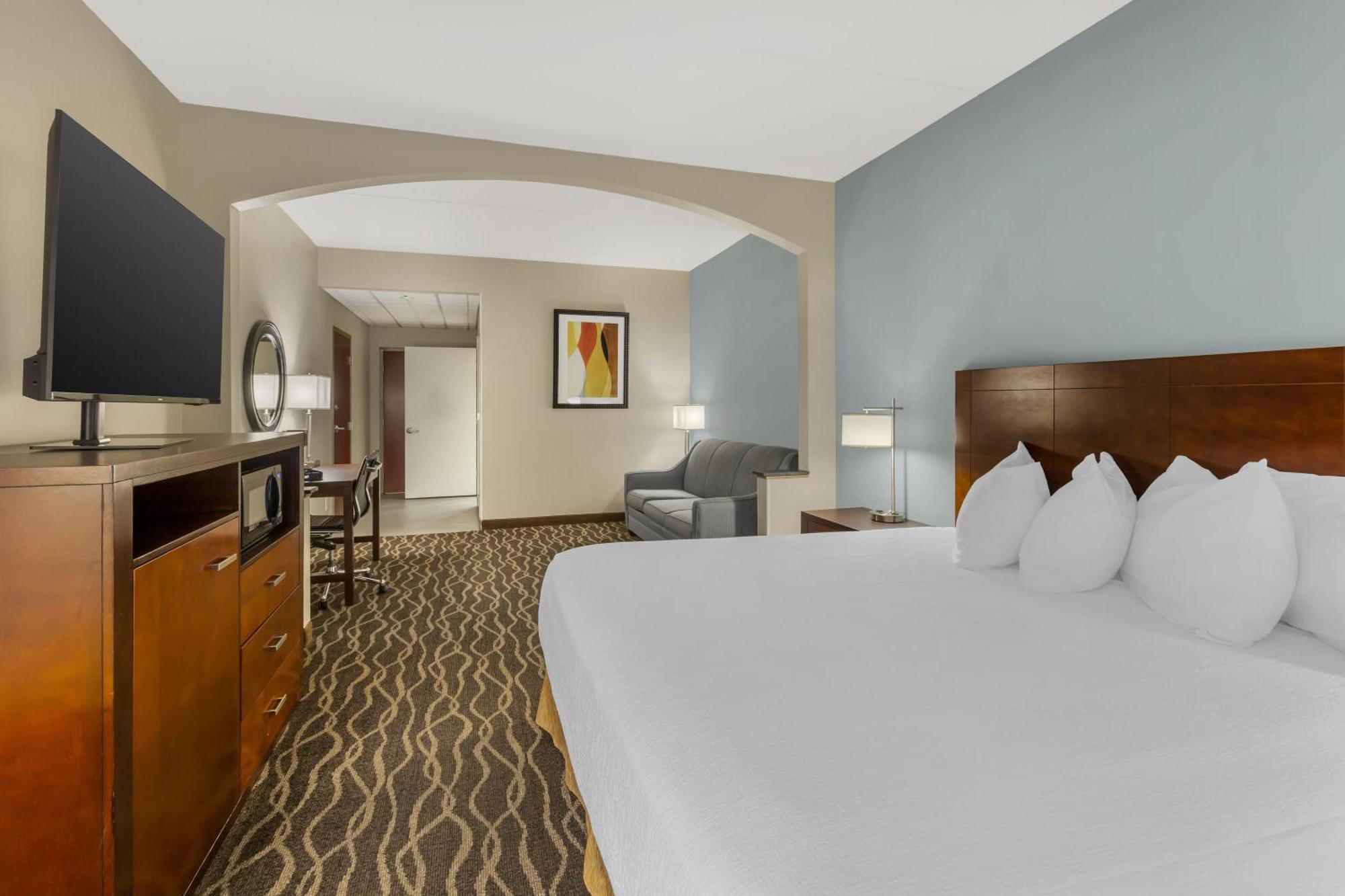 King Suite with Roll-In Shower and Sofa Bed - Disability Access/Non-Smoking