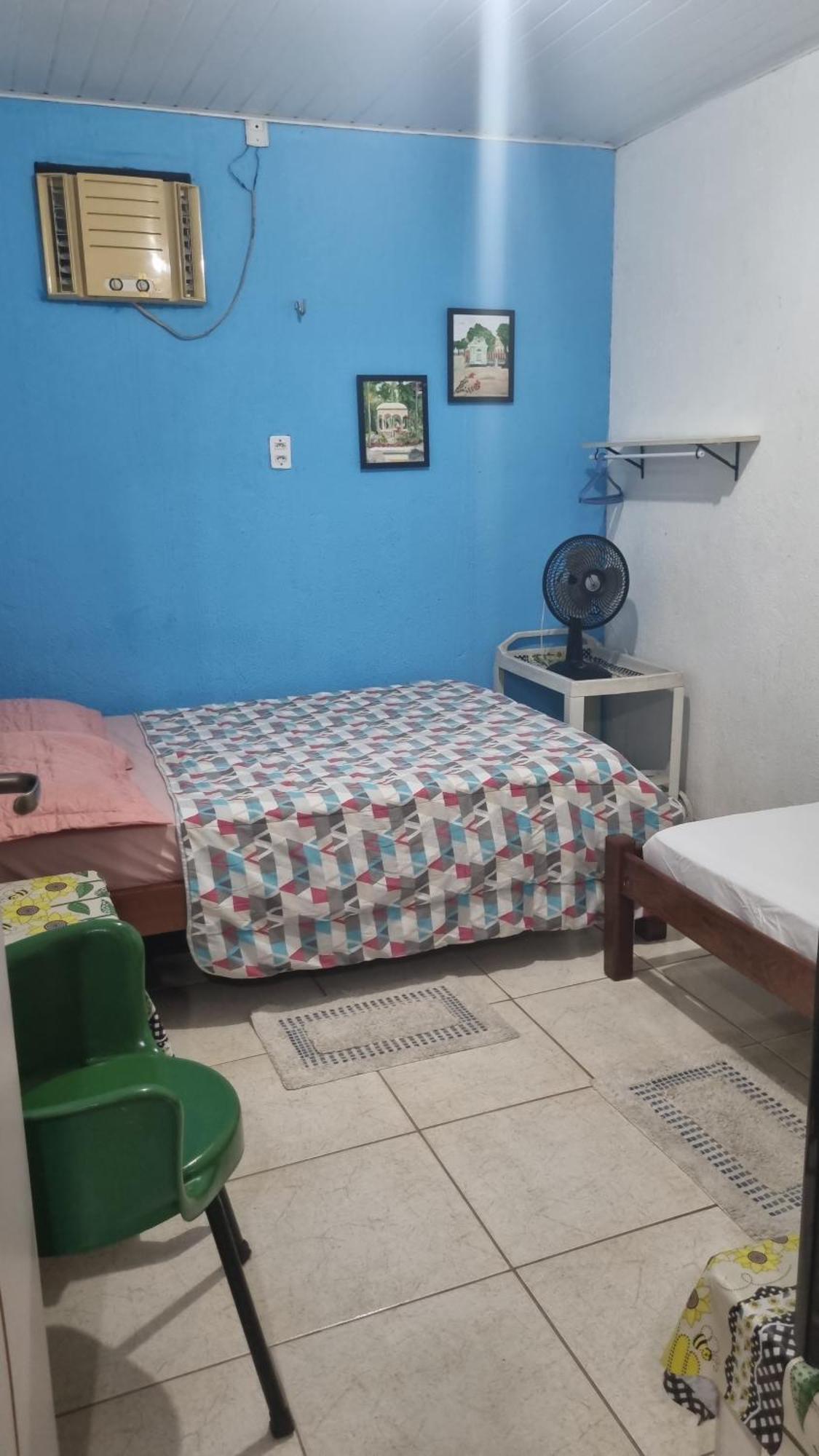 Quarto Triplo Básico com Casa de Banho Partilhada