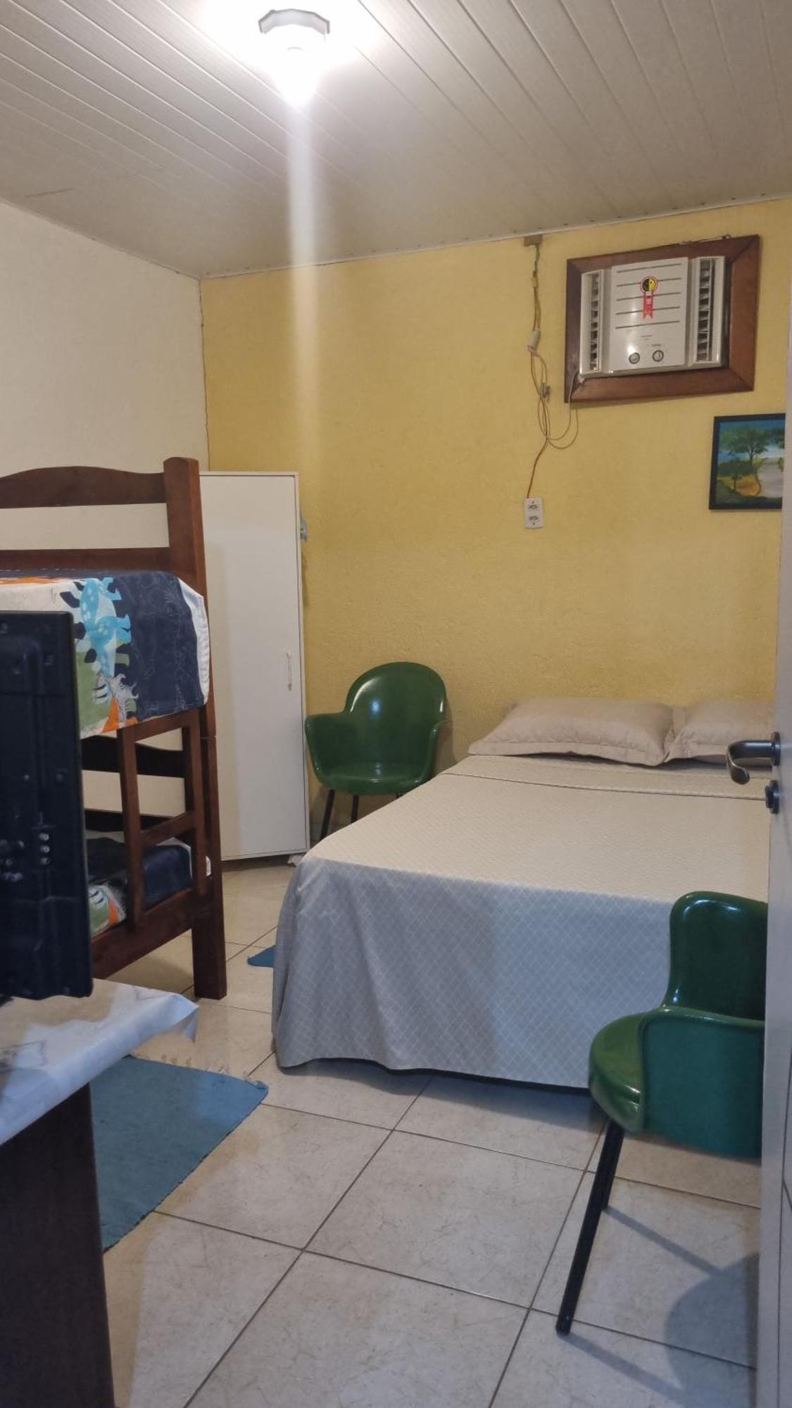 Quarto Quádruplo Económico com Casa de Banho Partilhada