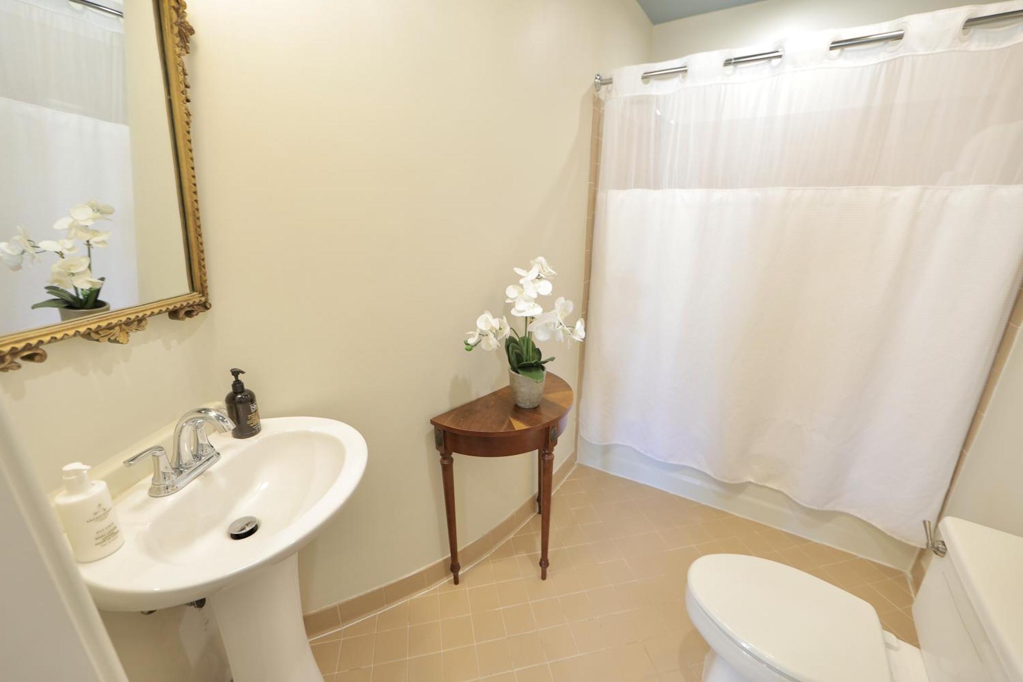Bredby- King Room 403