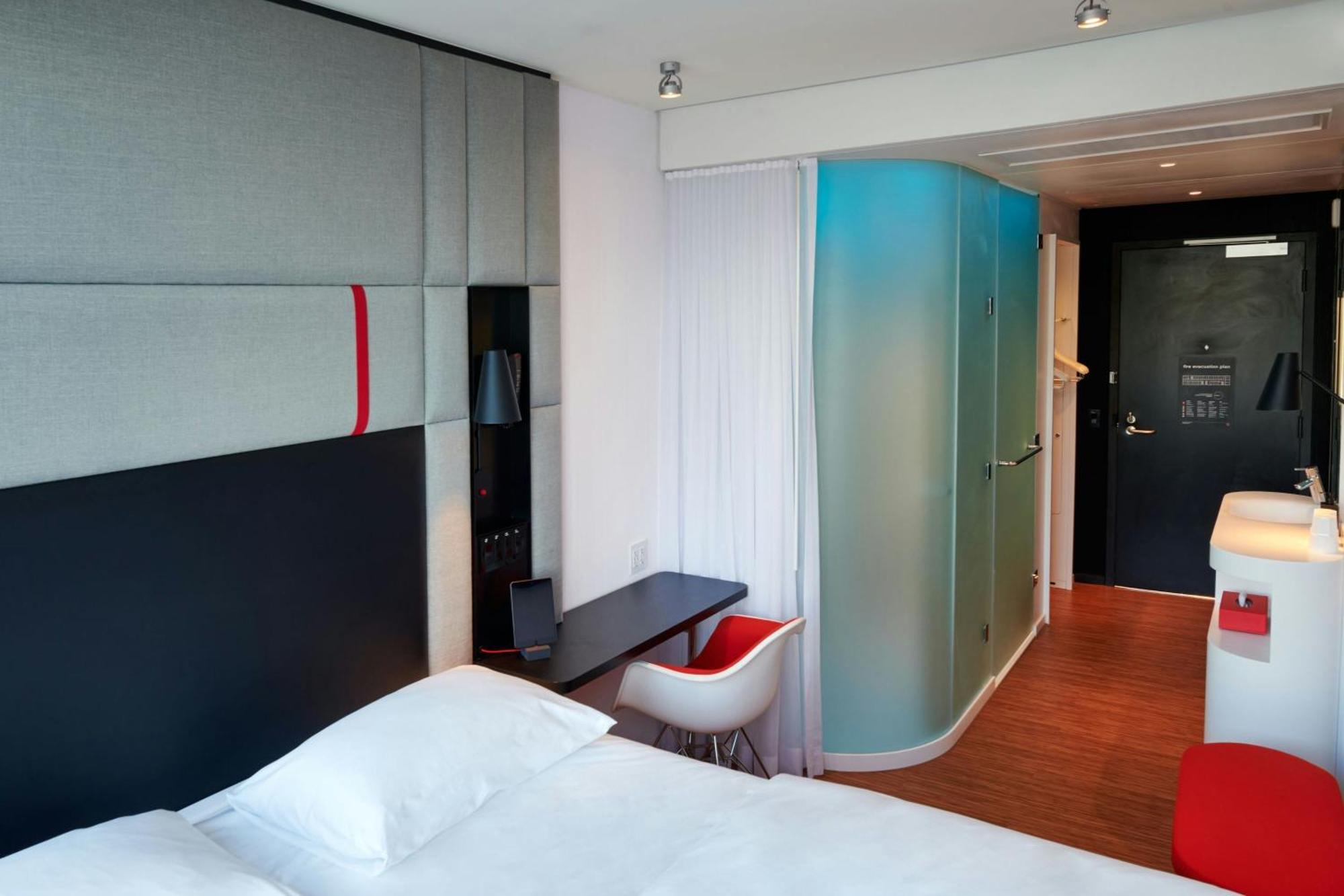 Zimmer mit Kingsize-Bett
