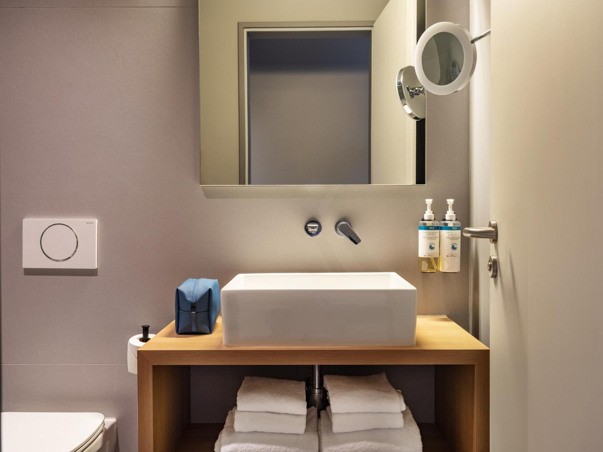 Besonders großes Zimmer mit Balkon